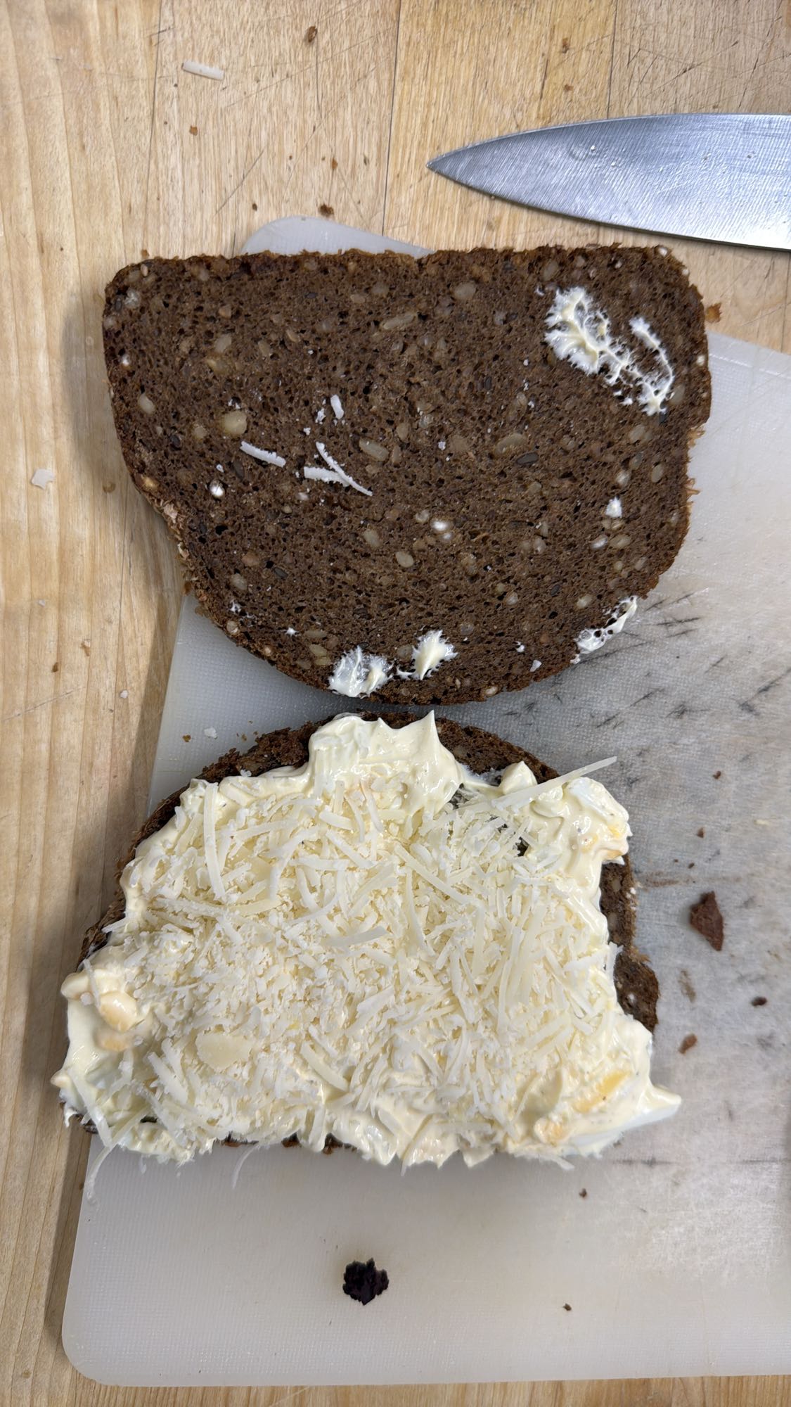 Donker brood met kaas