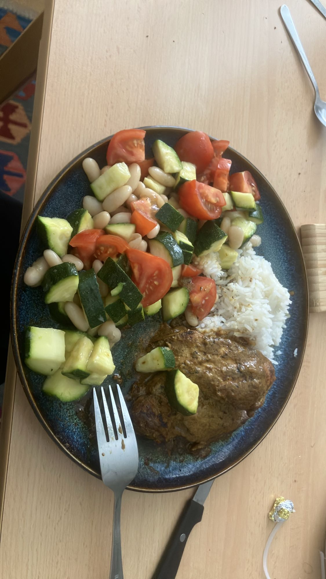 Carne com arroz e salada