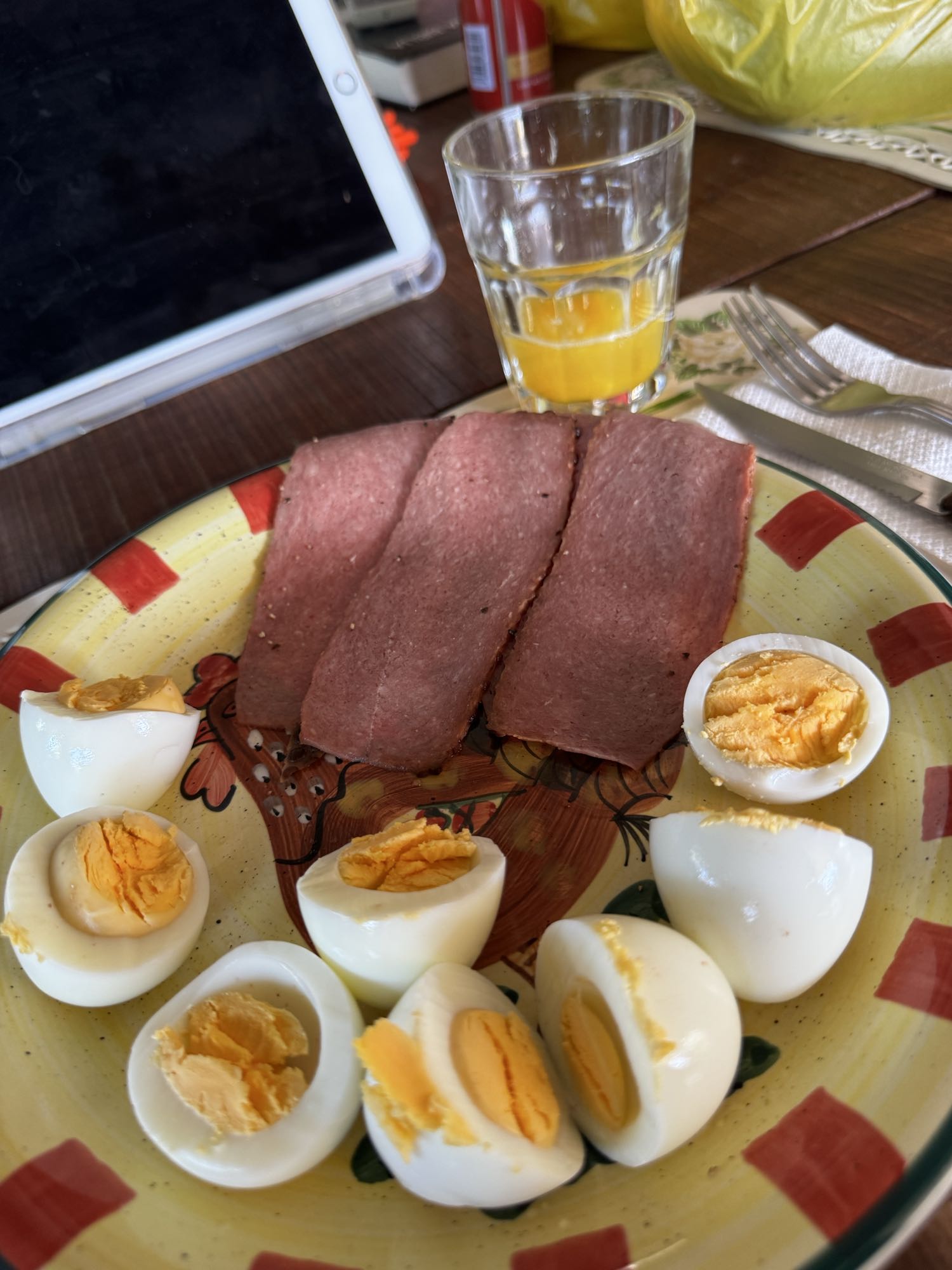 huevos cocidos con jamón