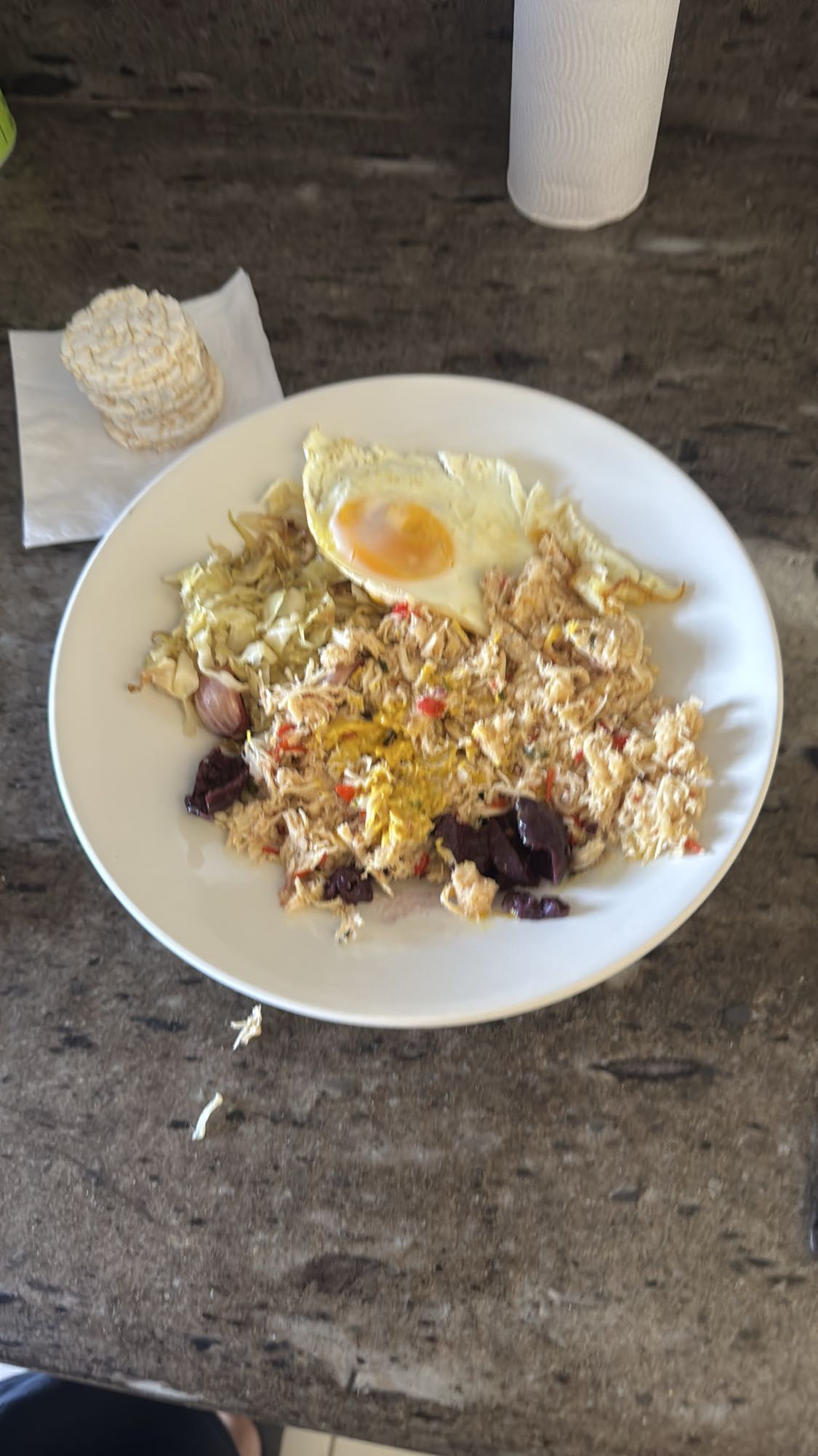 Frango com ovo e legumes