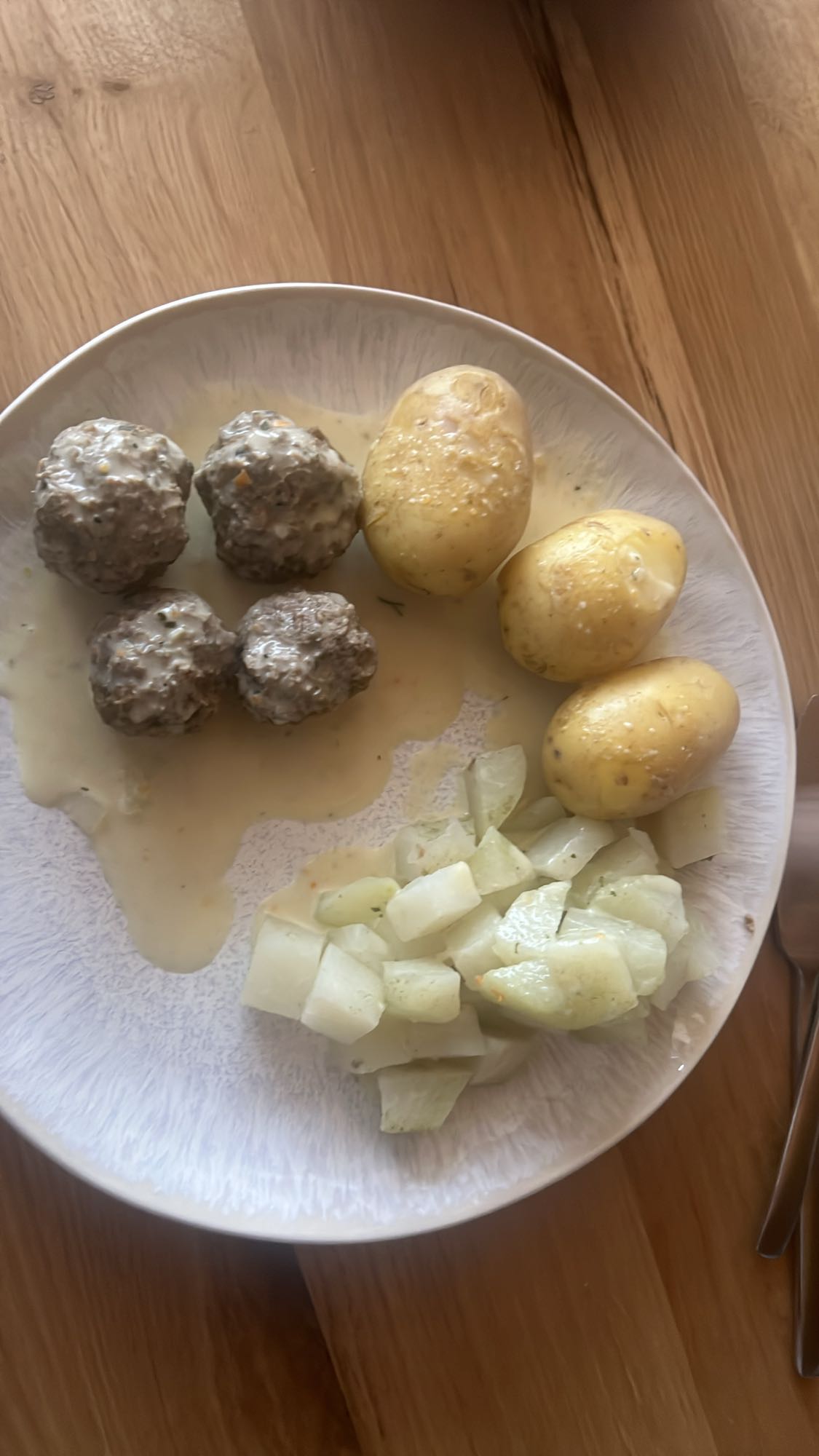 Frikadellen mit Kartoffeln
