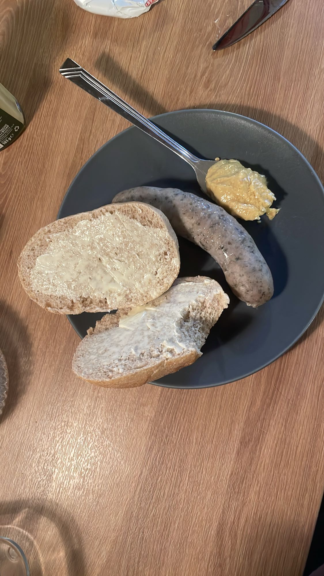 Biała kiełbasa z pieczywem