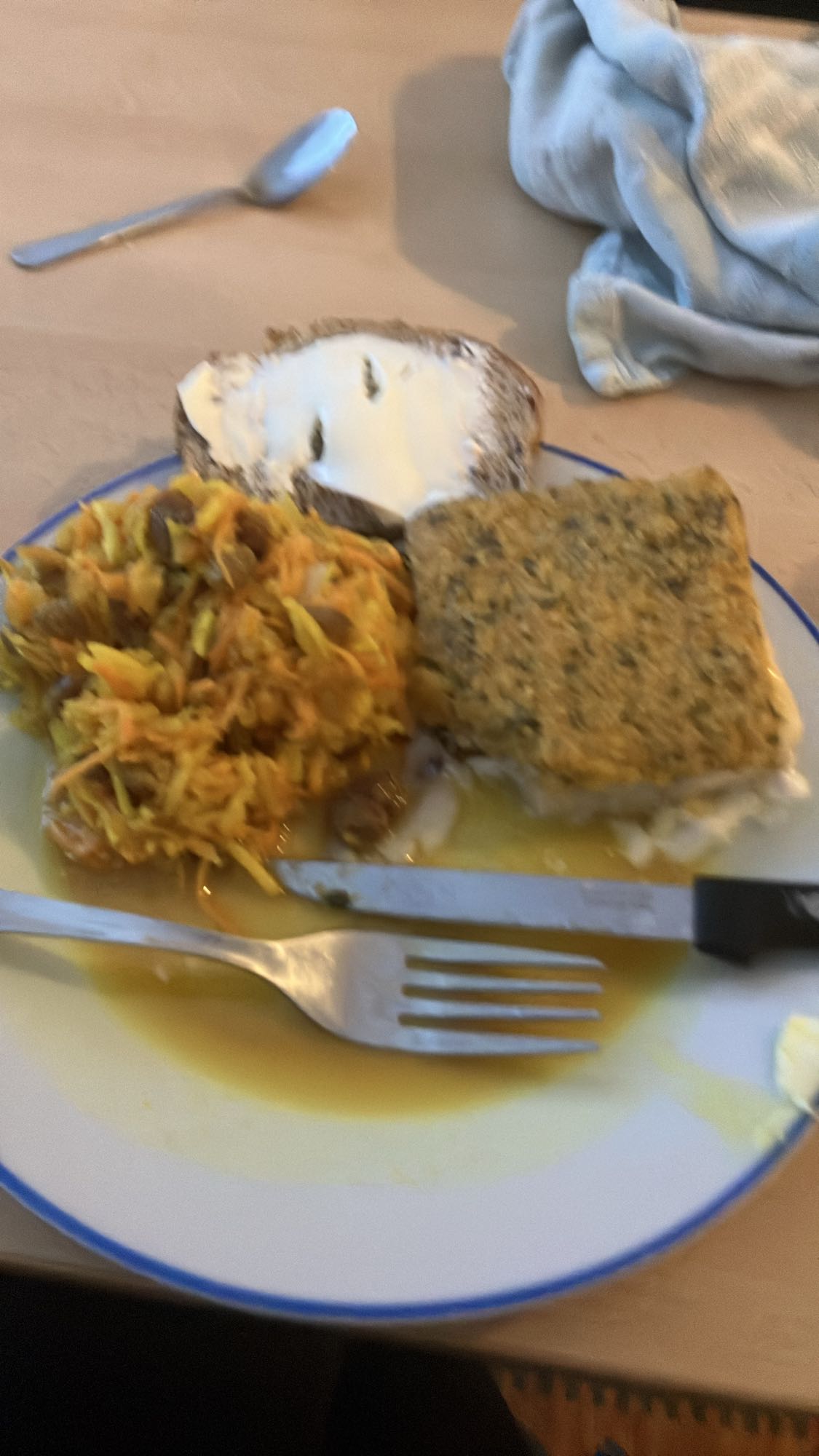 Peixe com legumes e pão