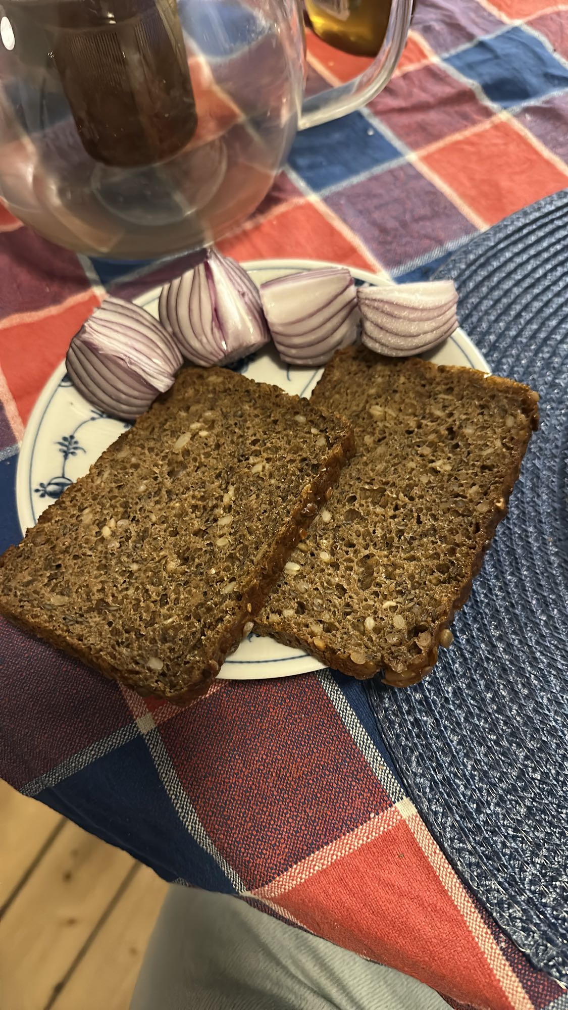 Rågbröd med rödlök