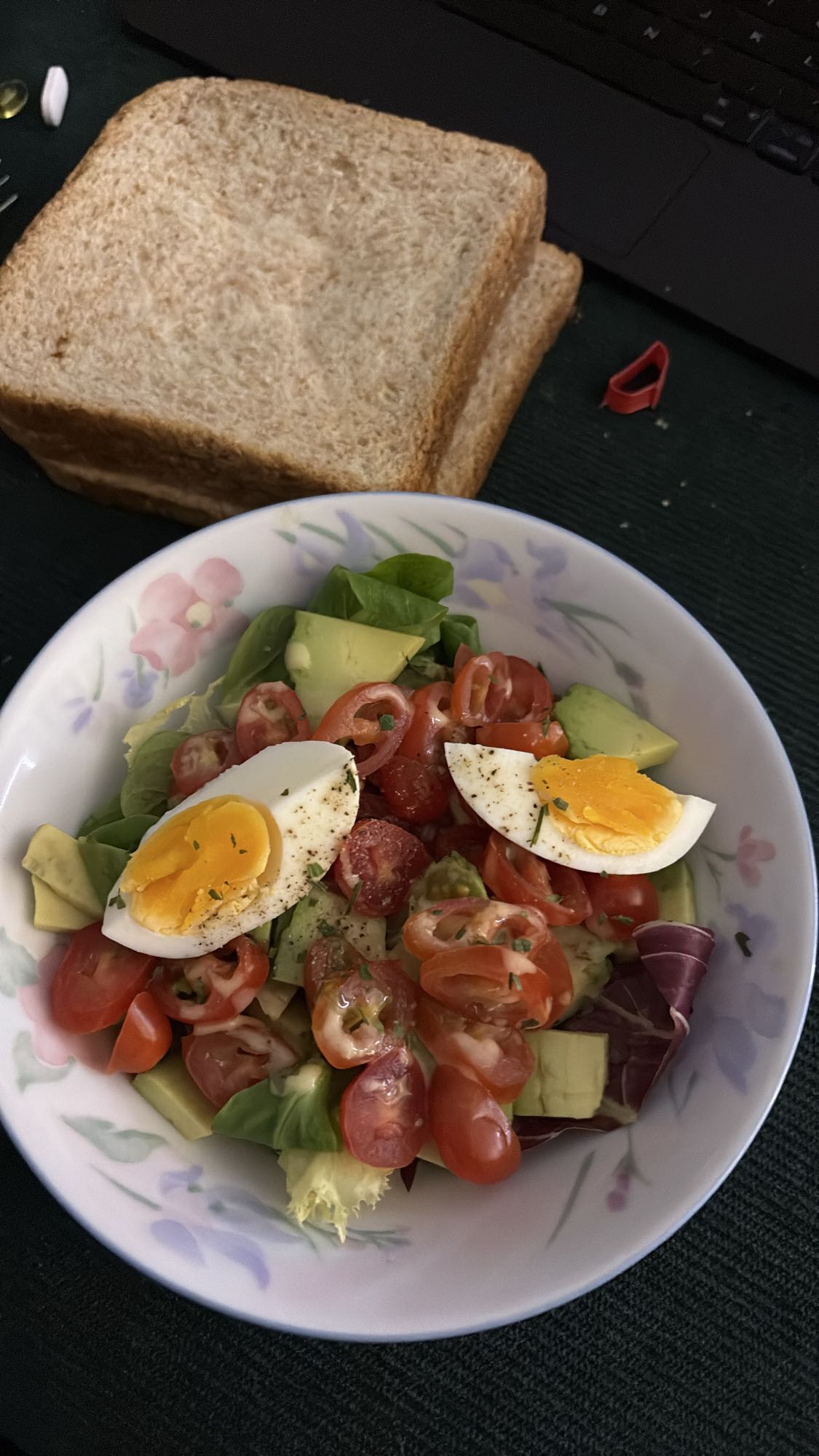 Salade avocat et pain