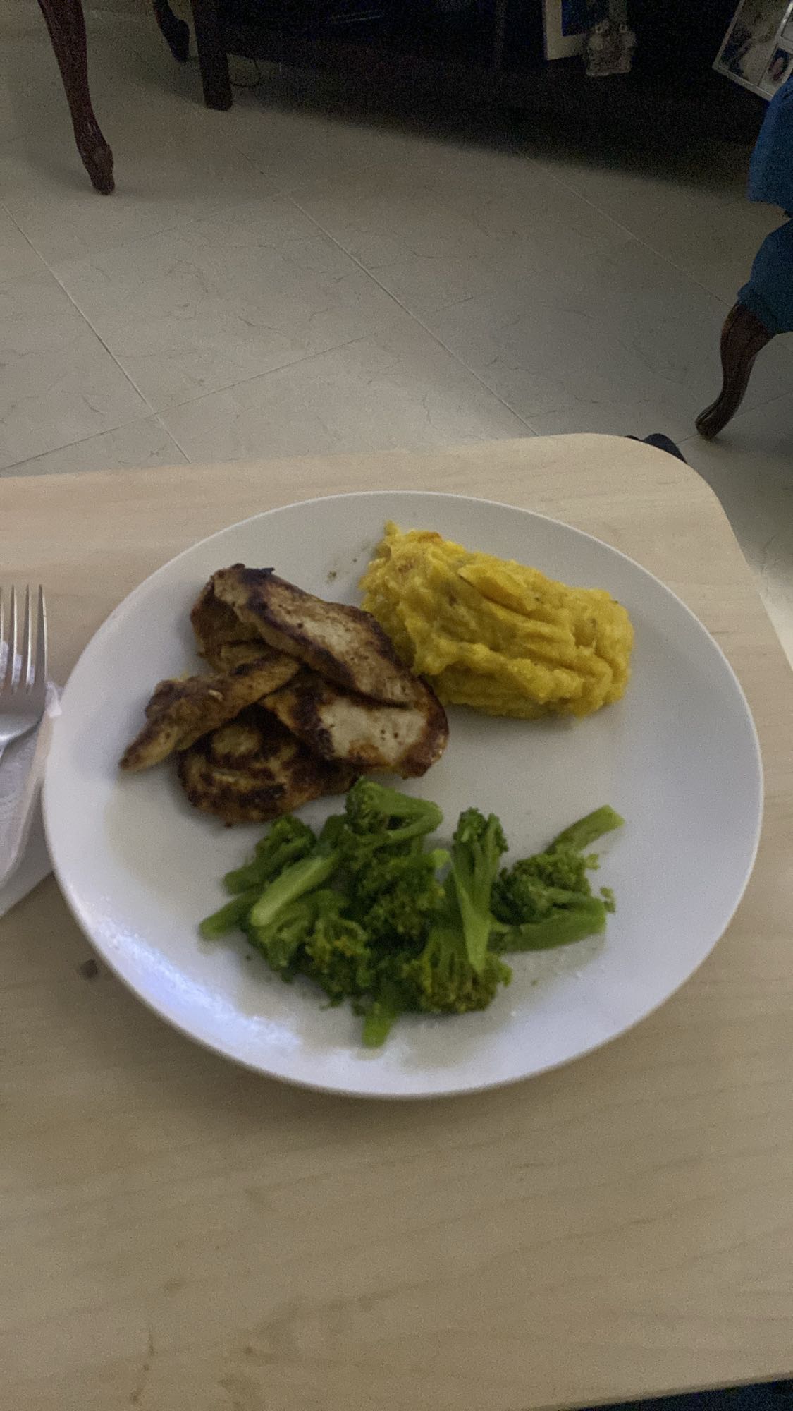 plátano maduro con pechuga y brócoli
