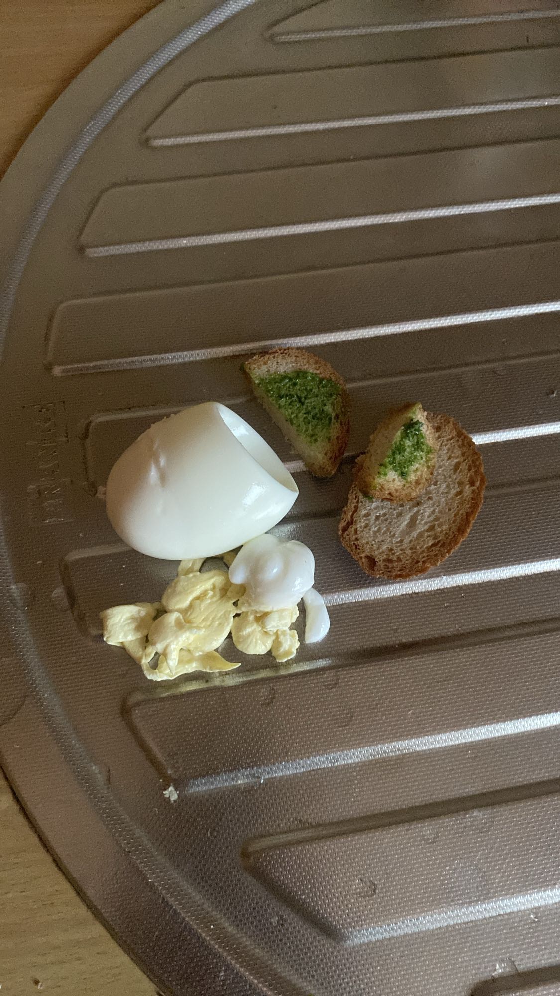Jajko z pieczywem i pesto