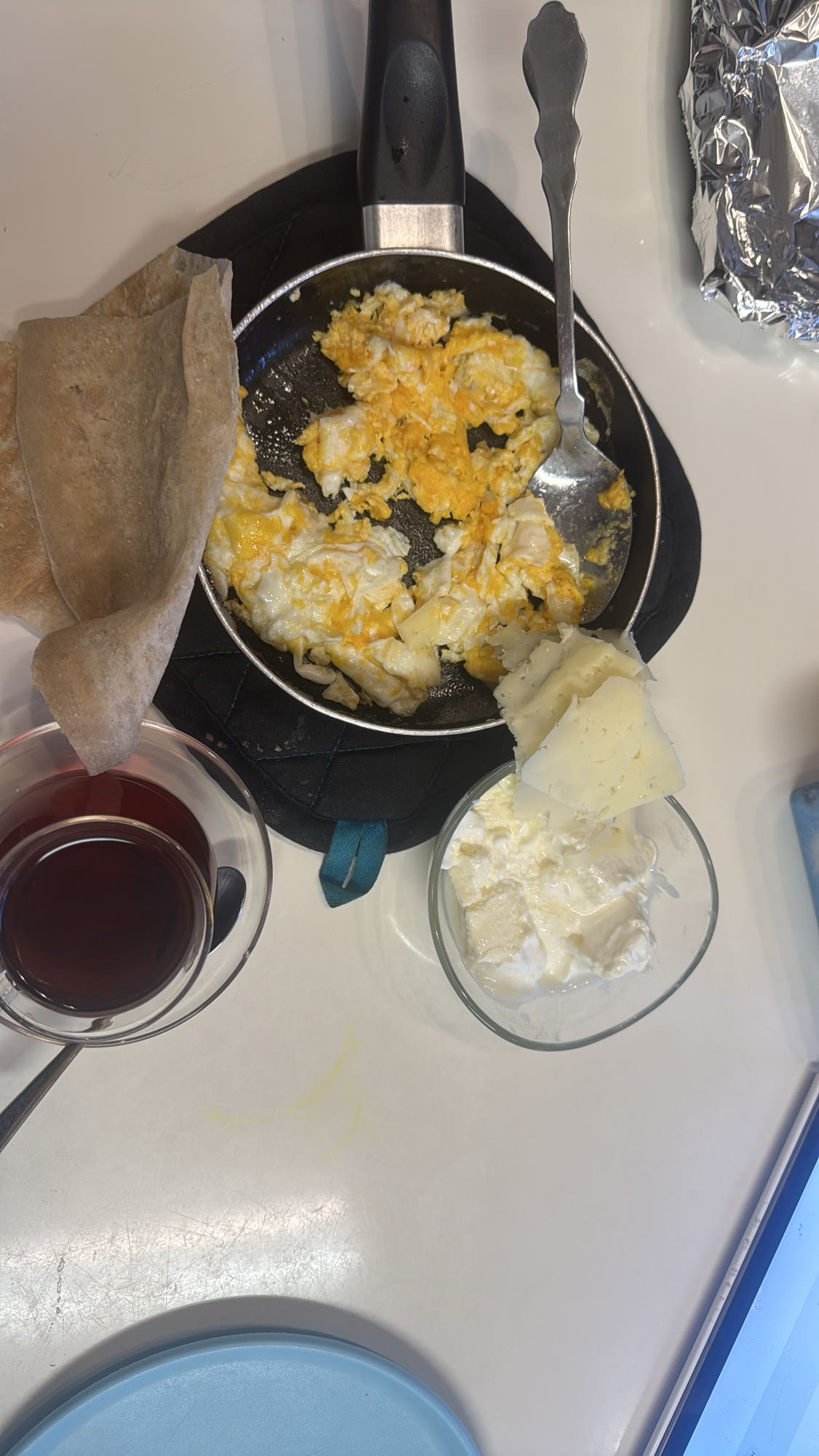 Äggröra med bröd och ost