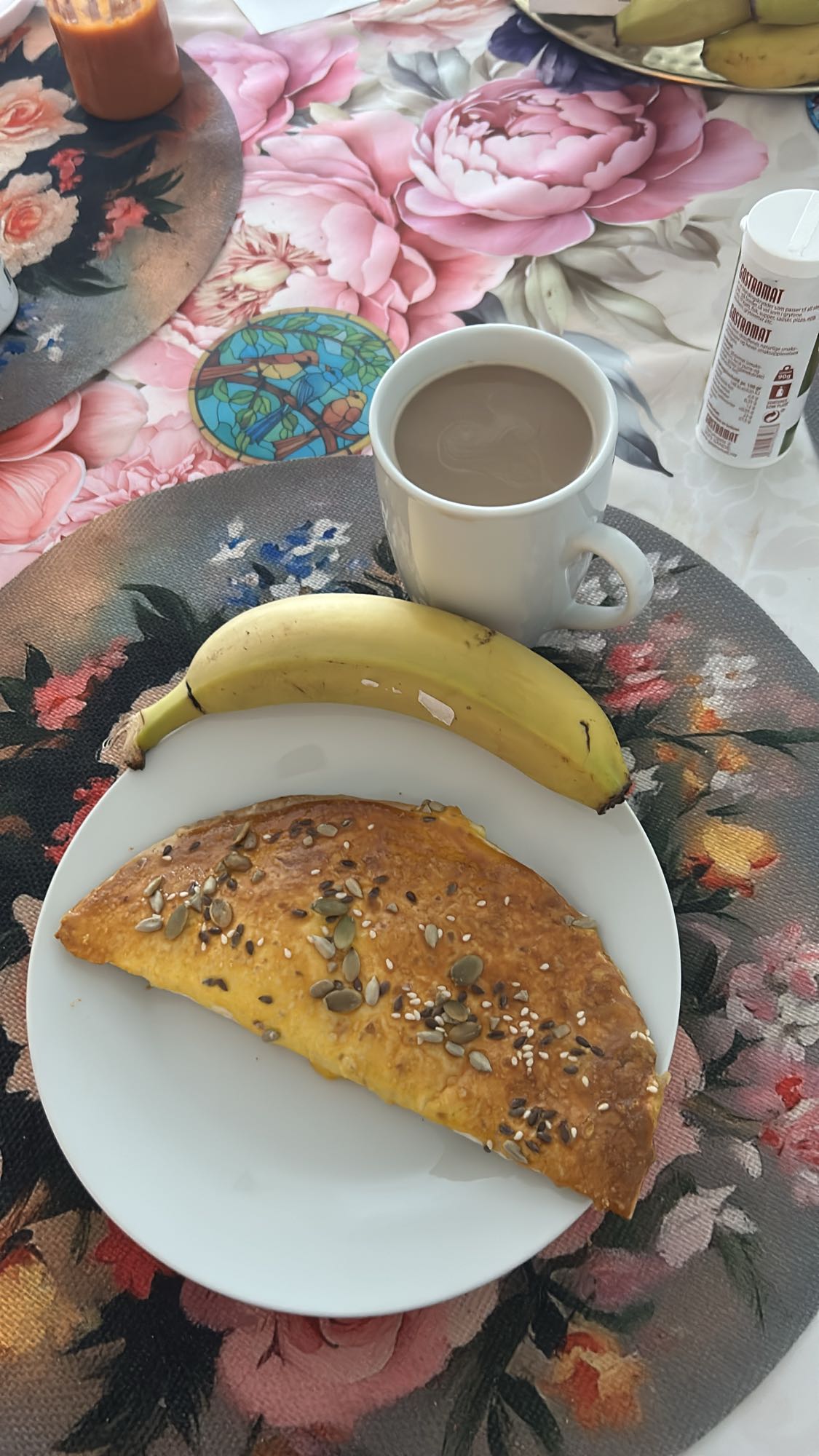 Выпечка с бананом и кофе