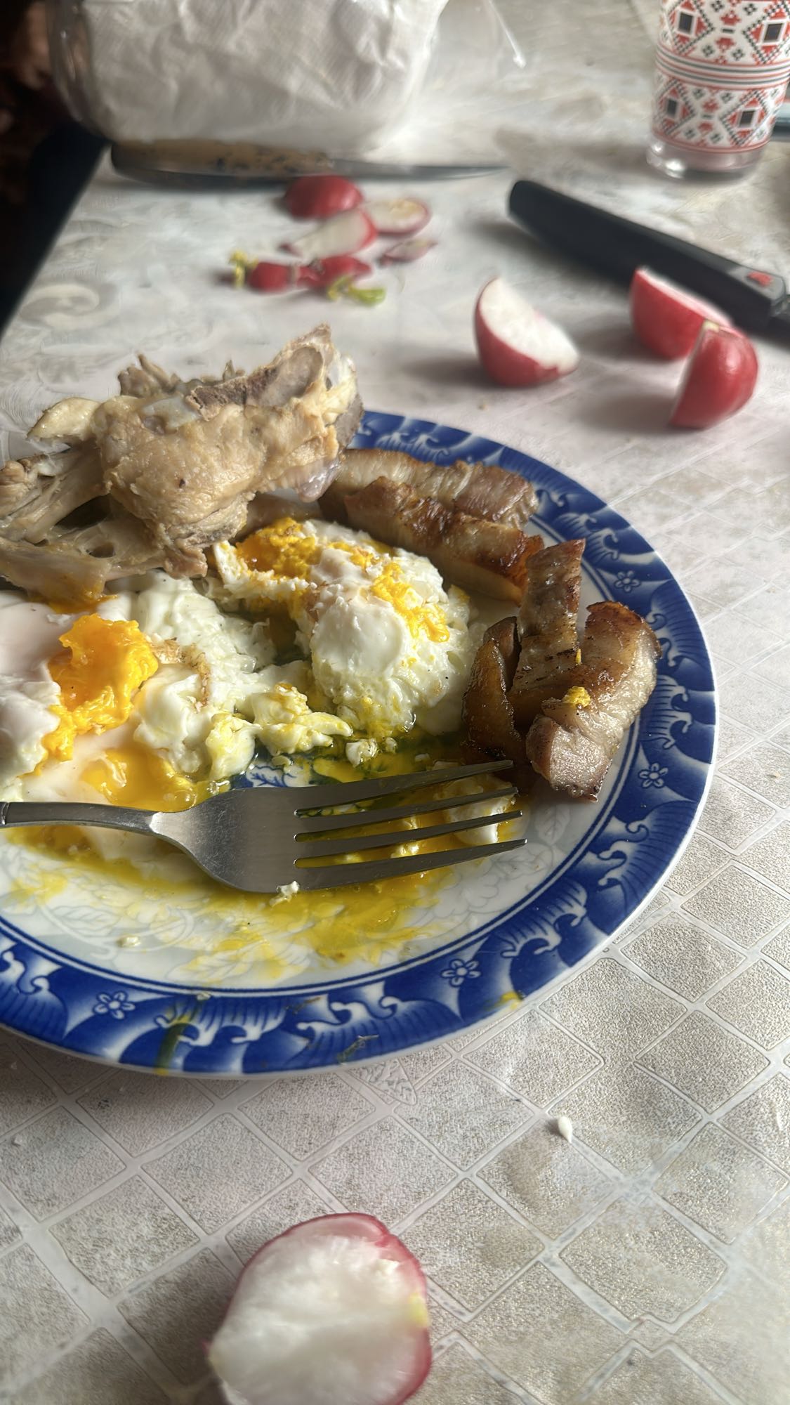 Ouă cu slănină și pui