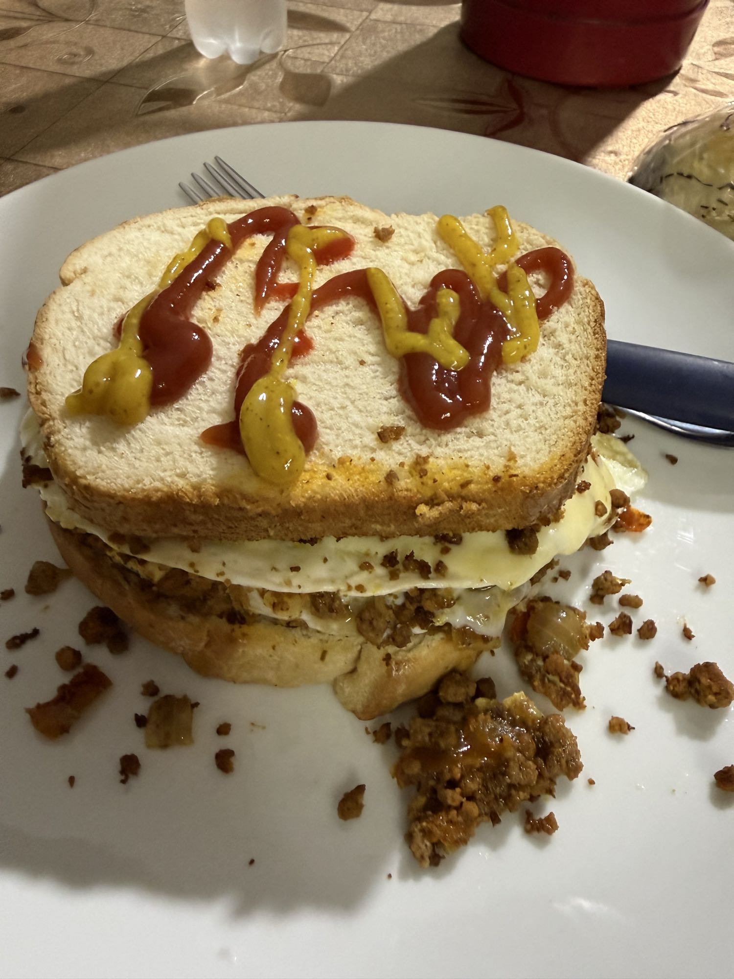 Sanduíche com ovo e carne