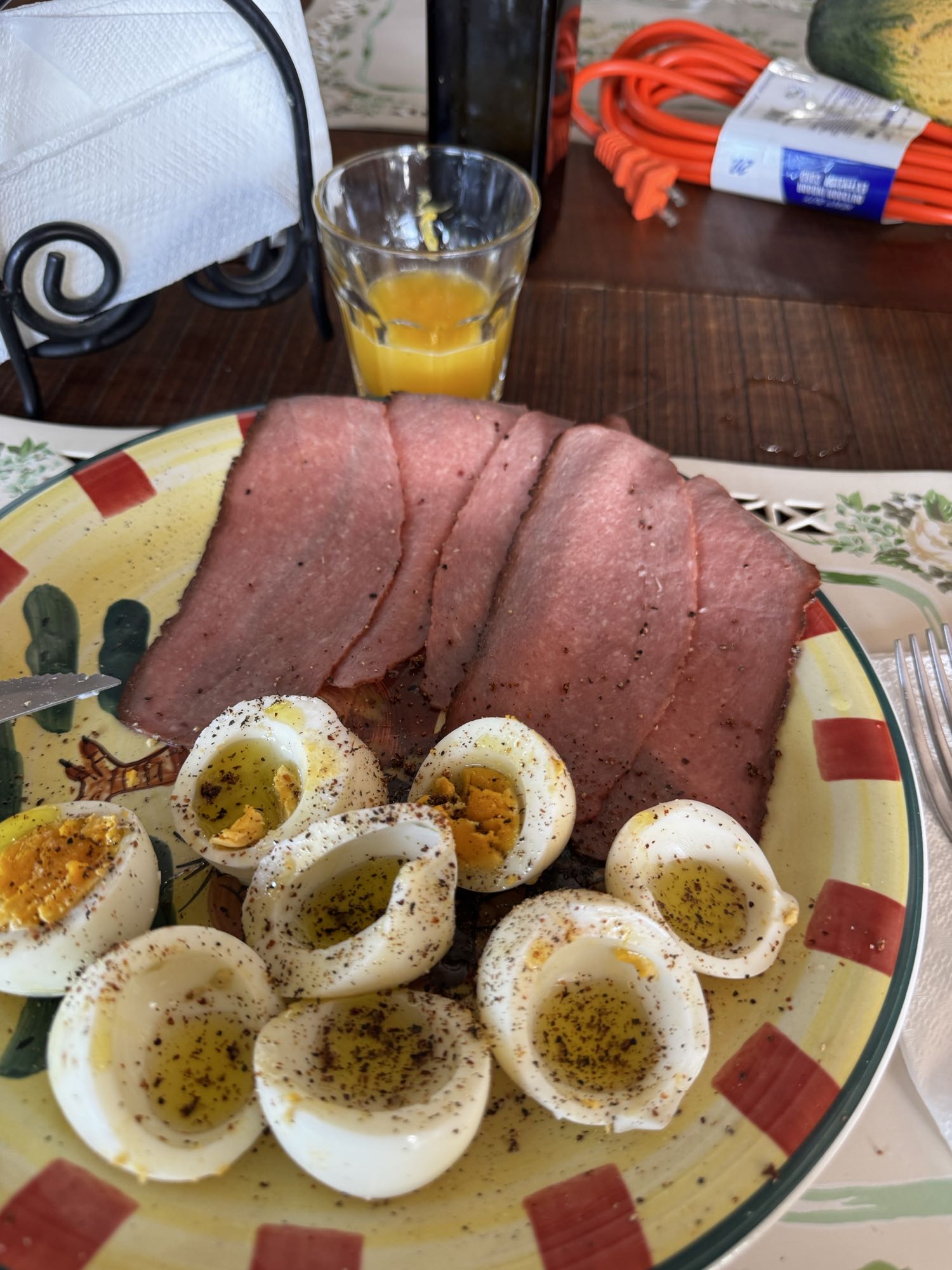 Huevos con jamón y jugo