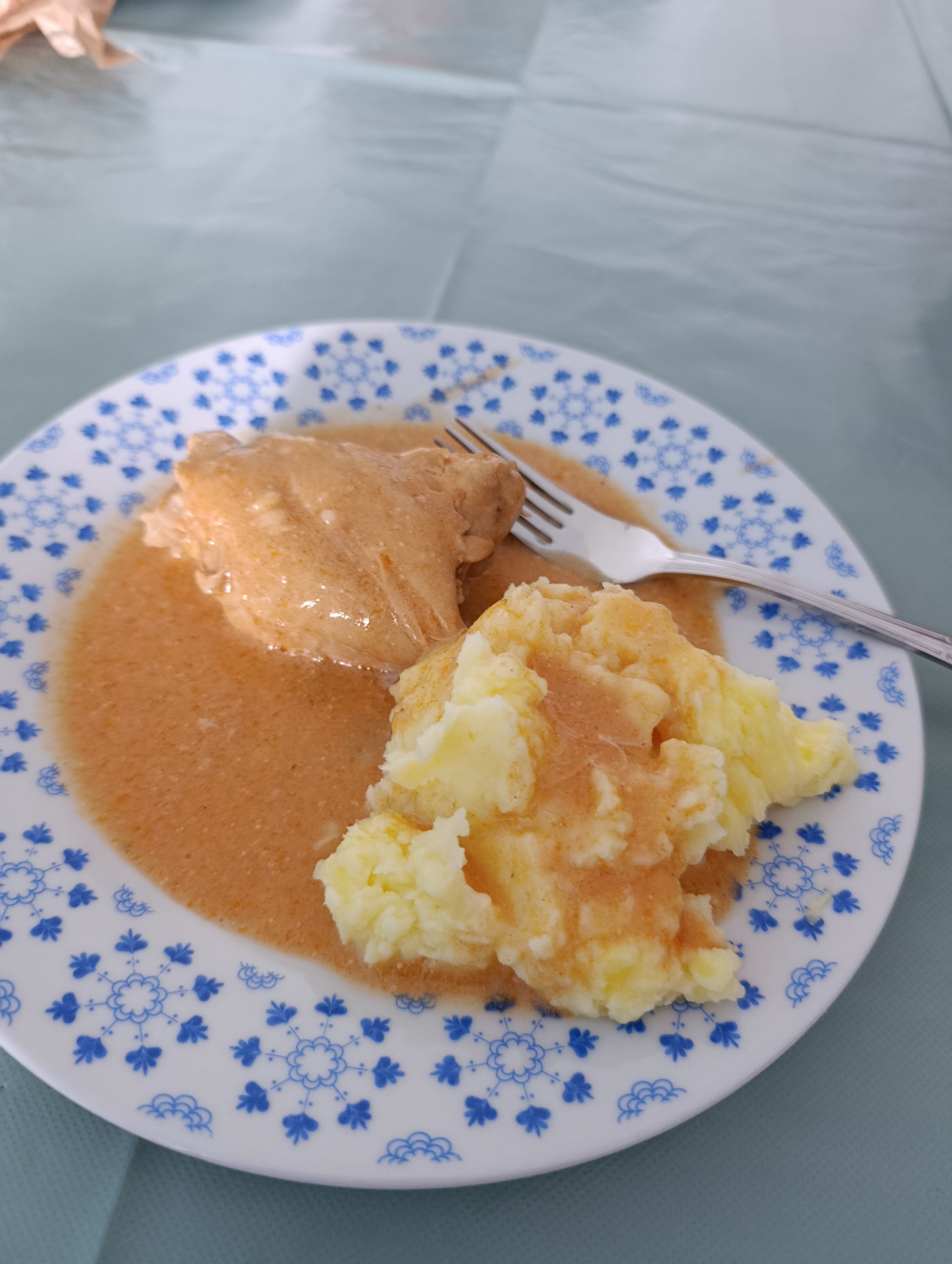Pollo con puré y salsa