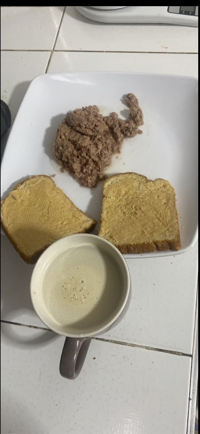 Tostadas con atún rallado y café negro