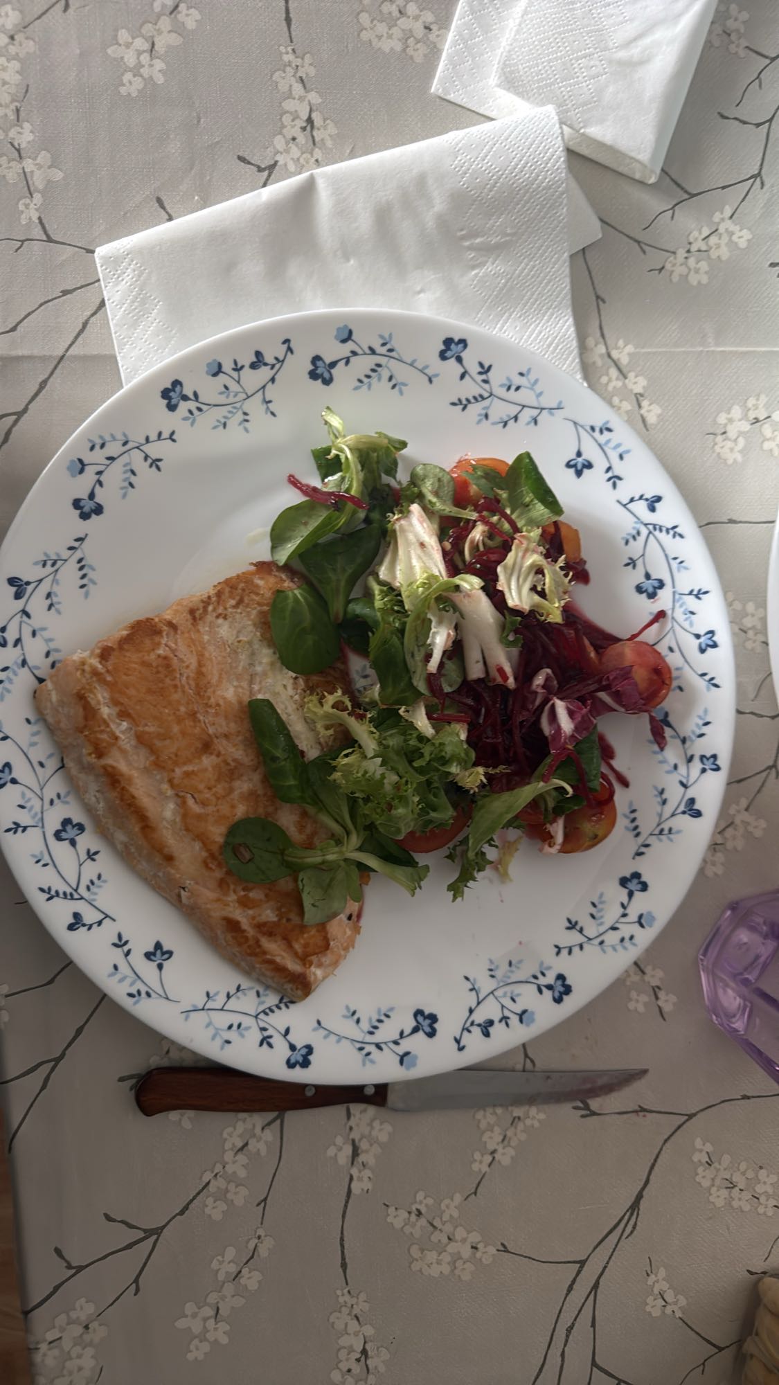 Salmón con ensalada