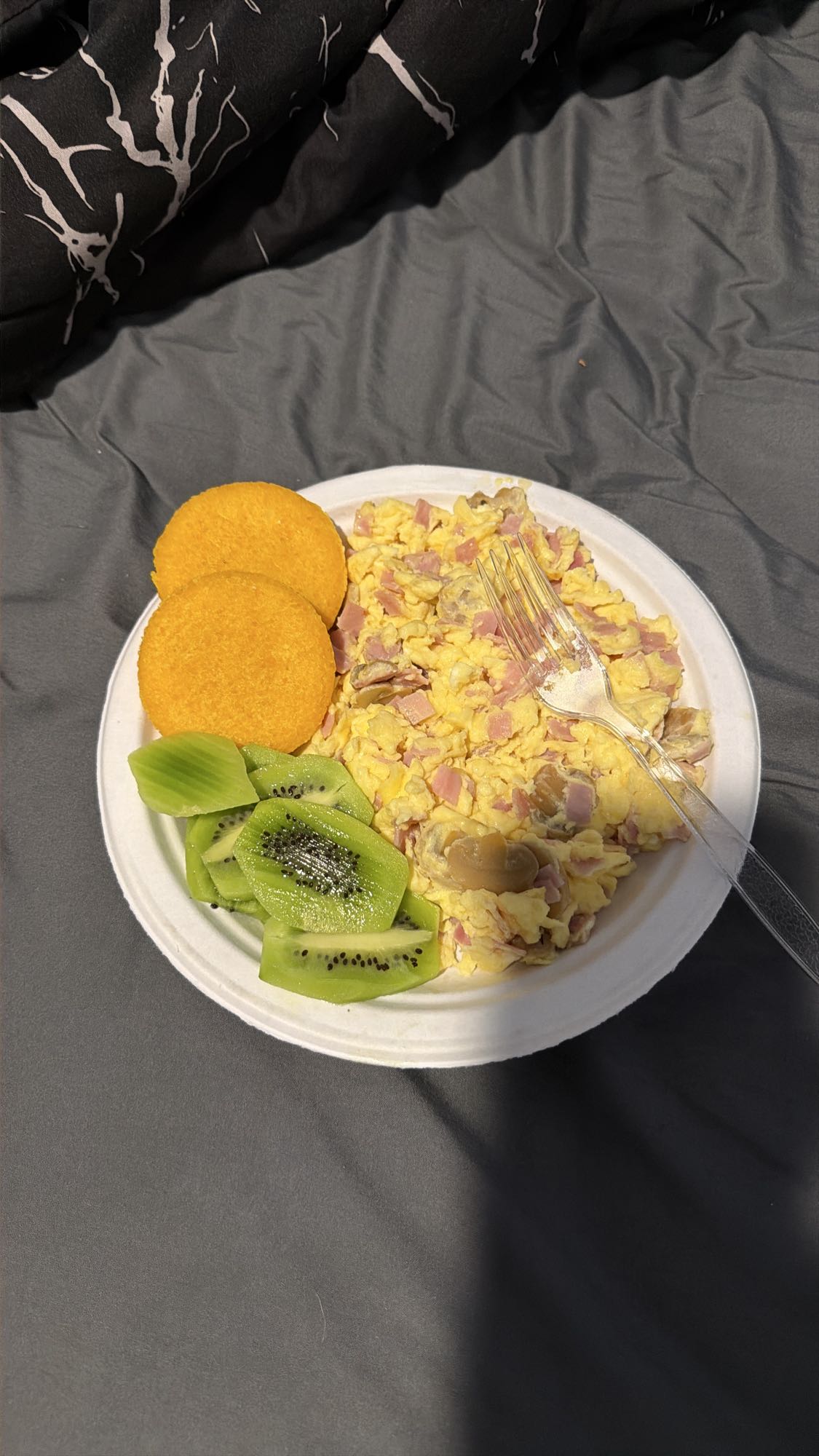 Huevos con jamón y kiwi