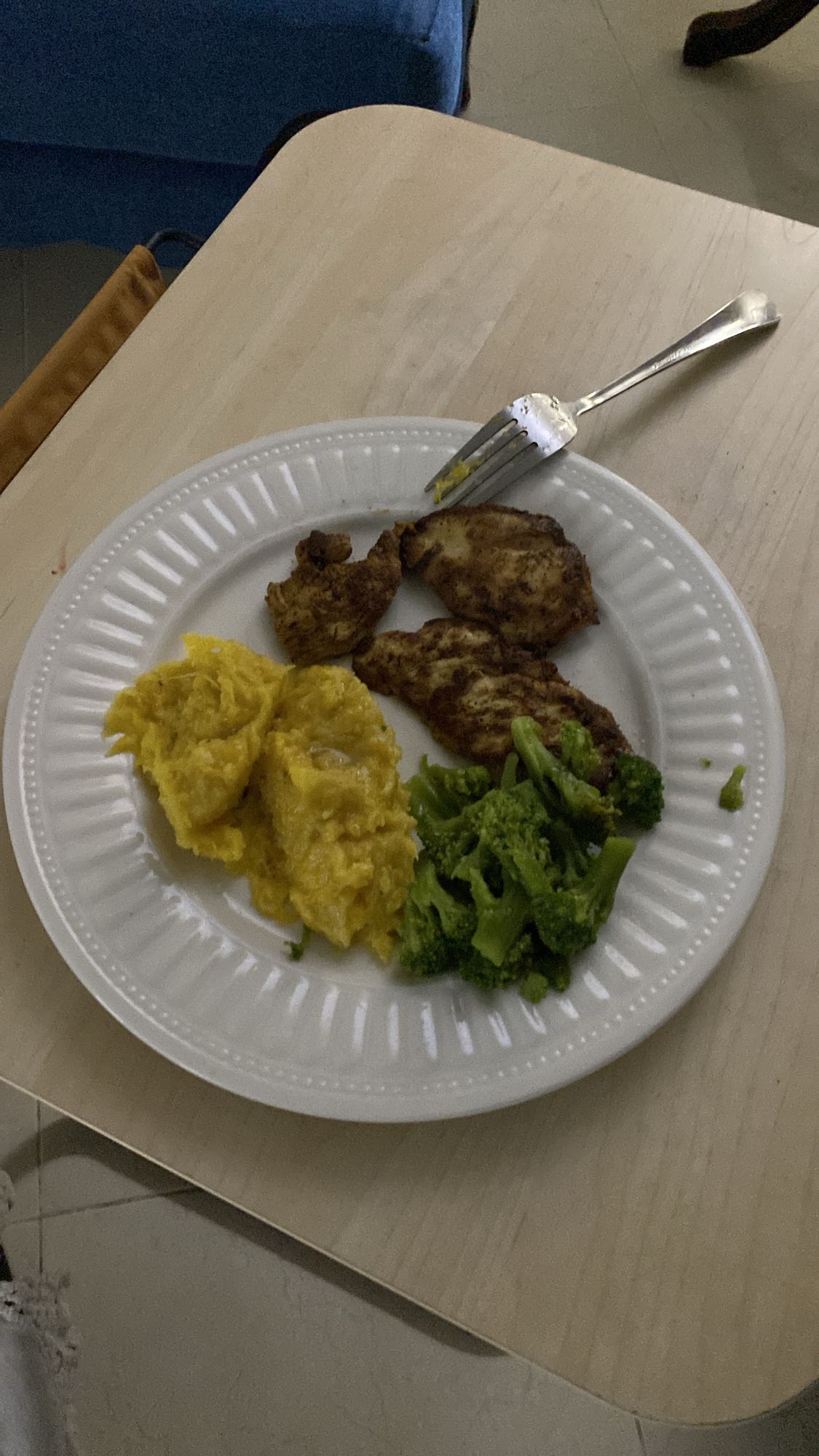 Pechuga a la plancha con brócoli hervido y puré de plátano maduro