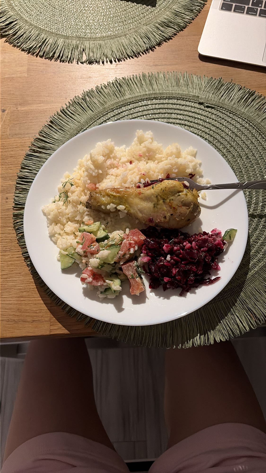 Курица с рисом и салатами