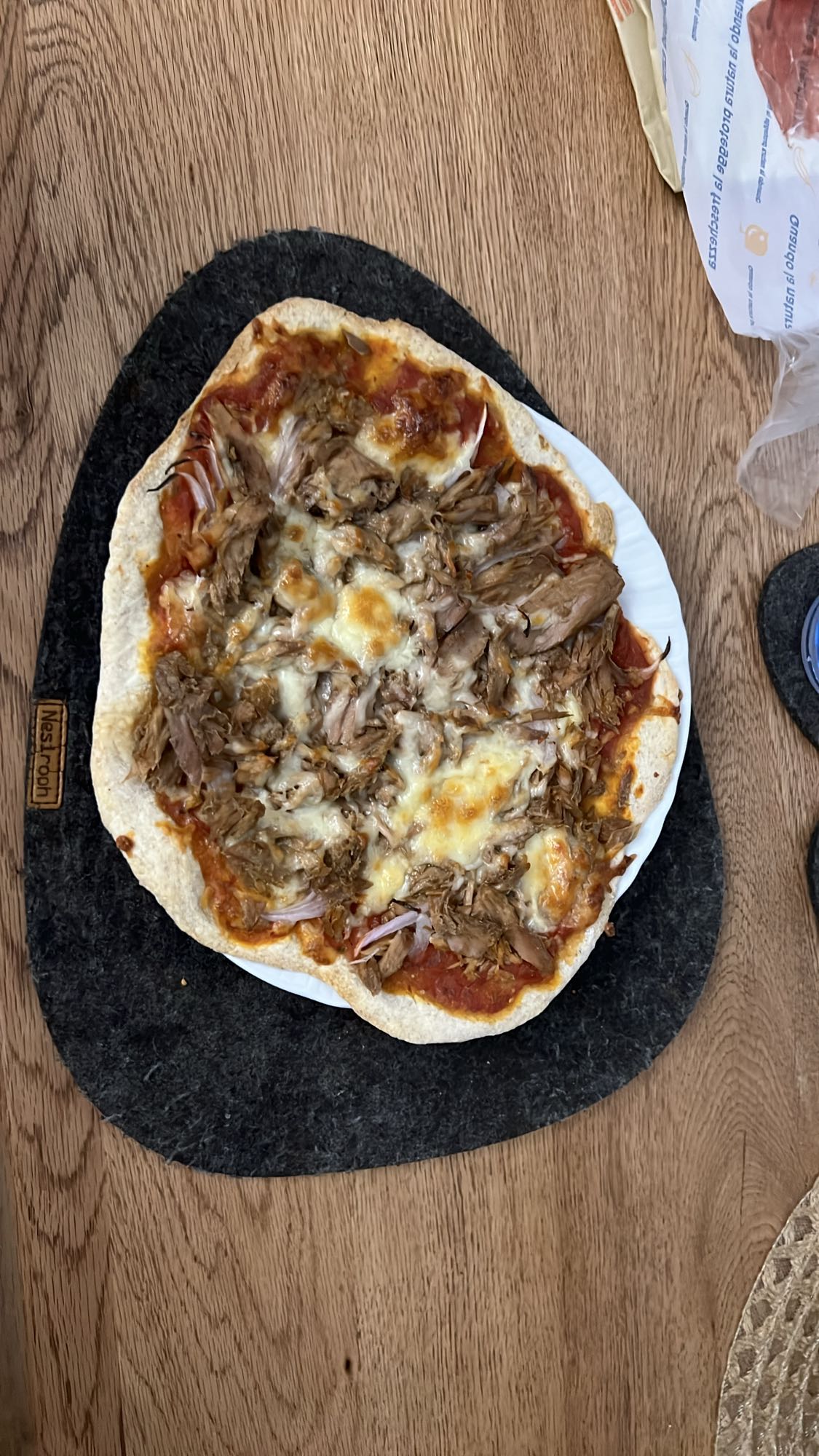 Pizza con carne e formaggio