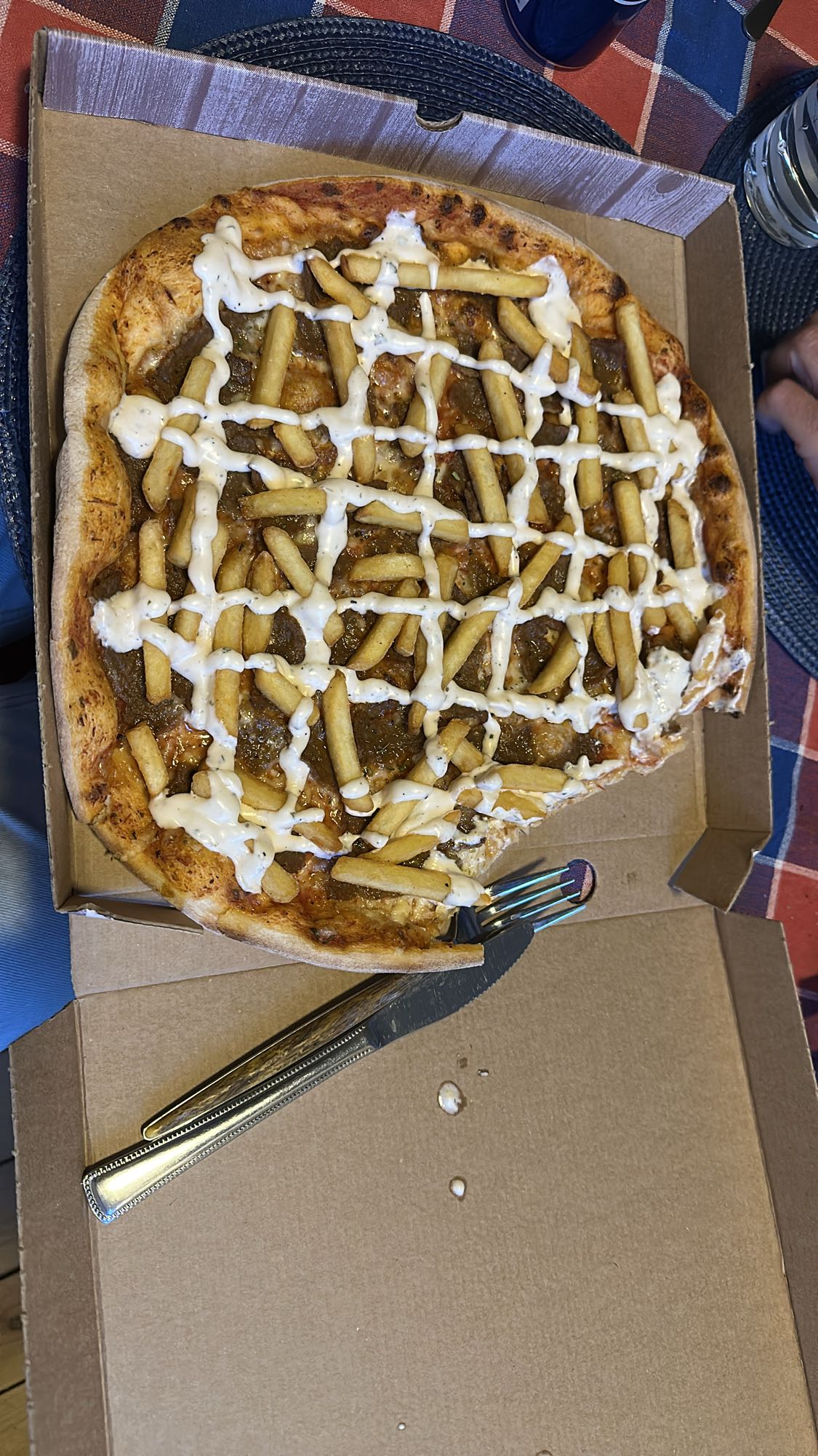 Pommes kebabpizza