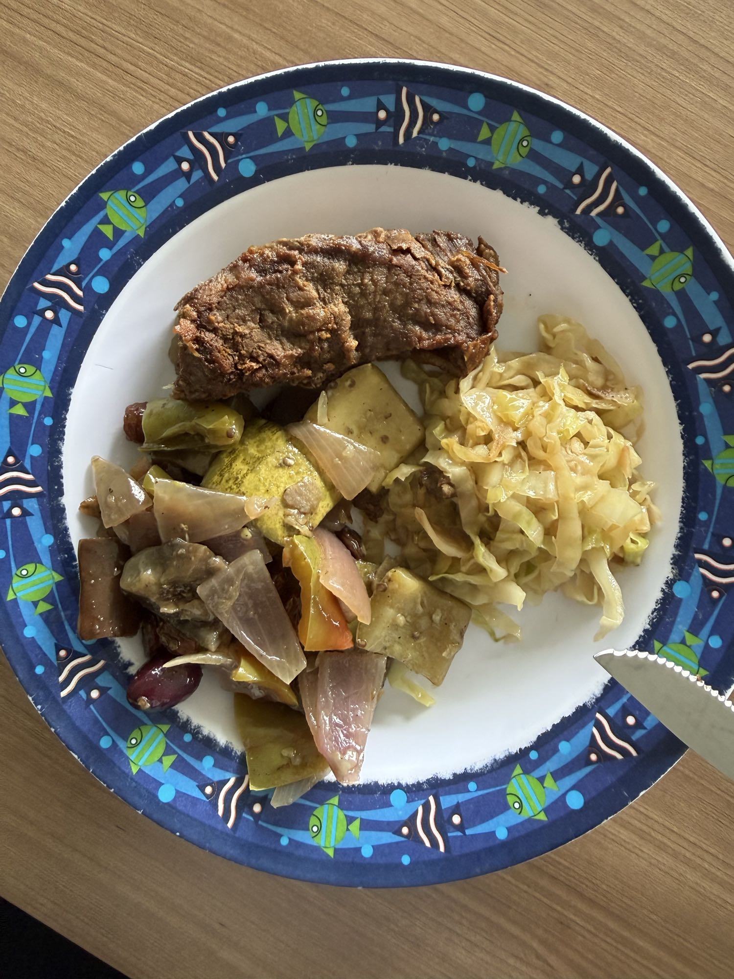 Carne com legumes e repolho
