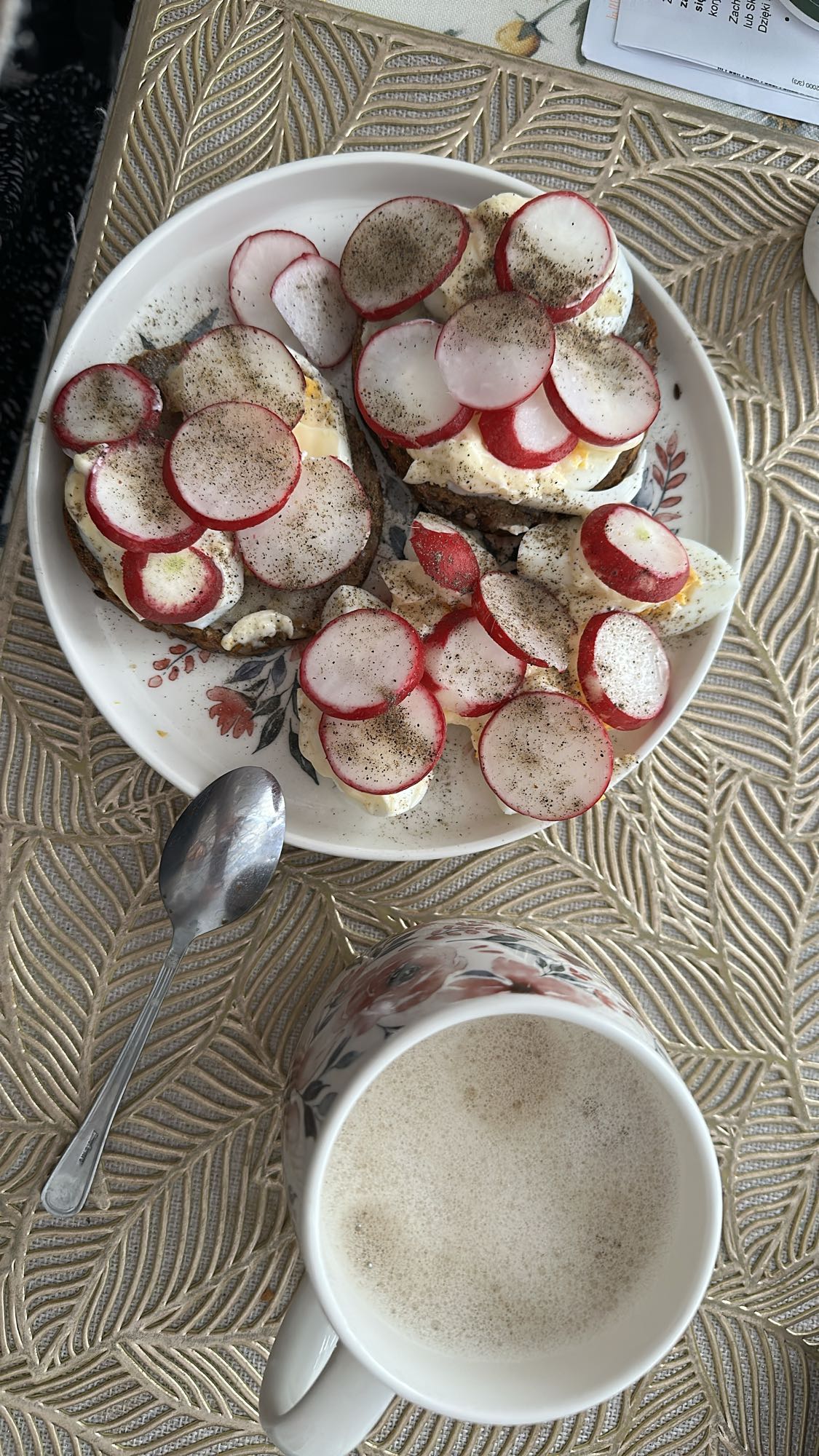 Kanapki z jajkiem i rzodkwią
