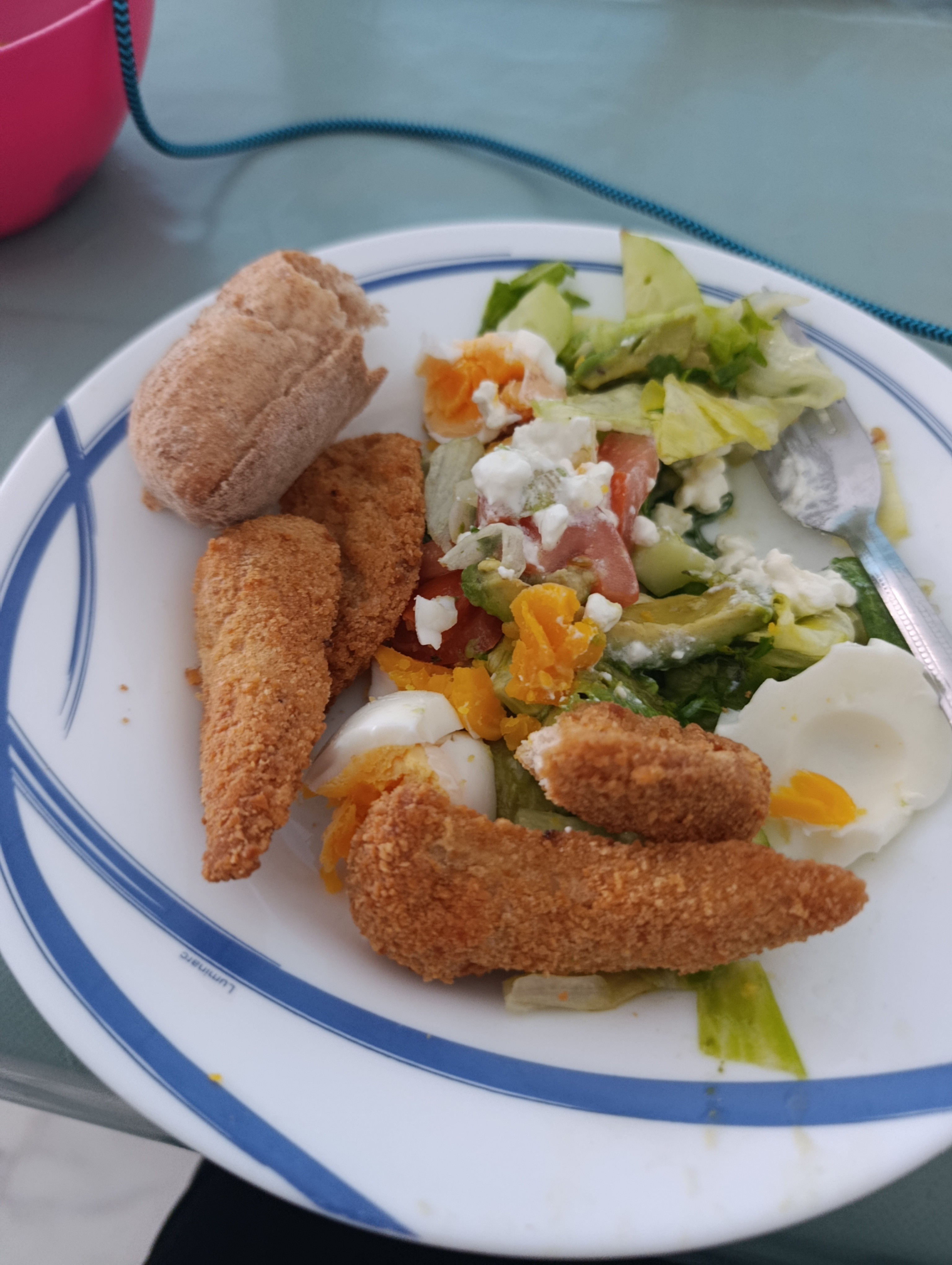Pollo empanado con ensalada