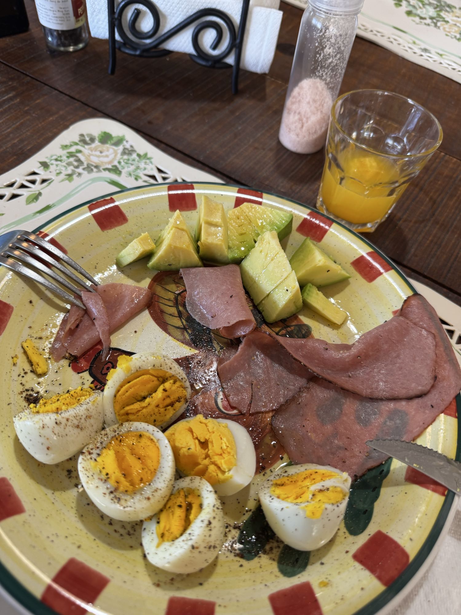 huevos con jamon y aguacate