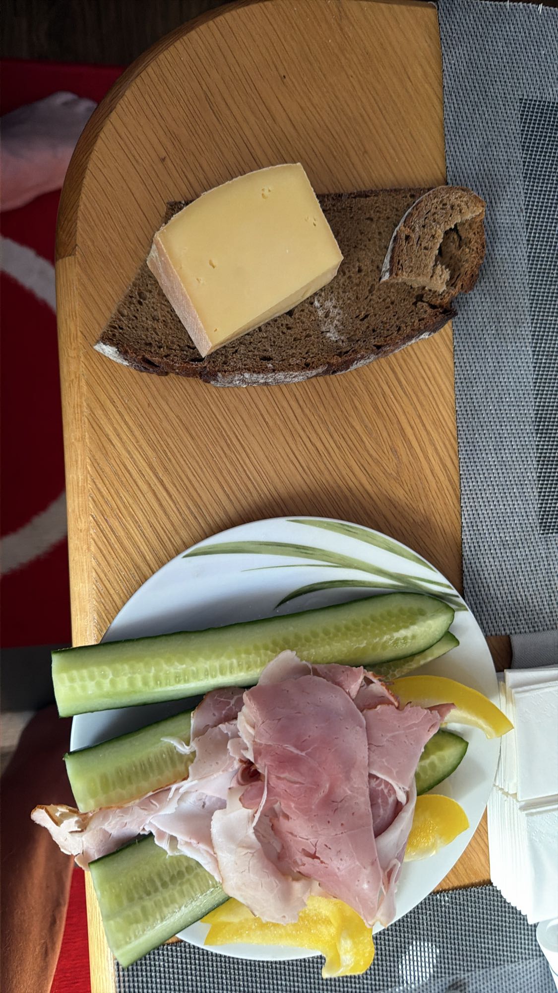 Brot mit Käse und Schinken
