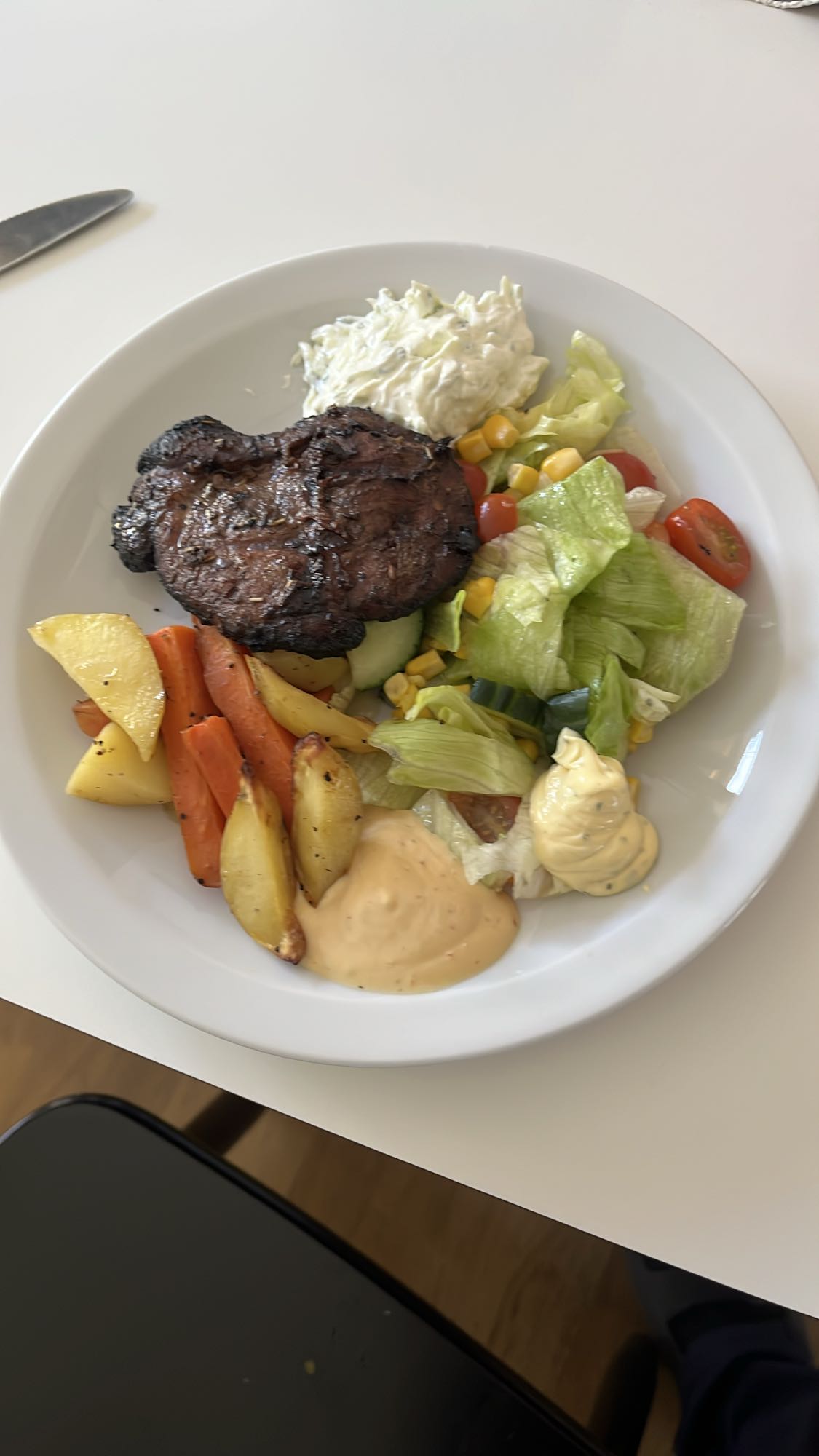 Grillad biff med sallad och tzatziki