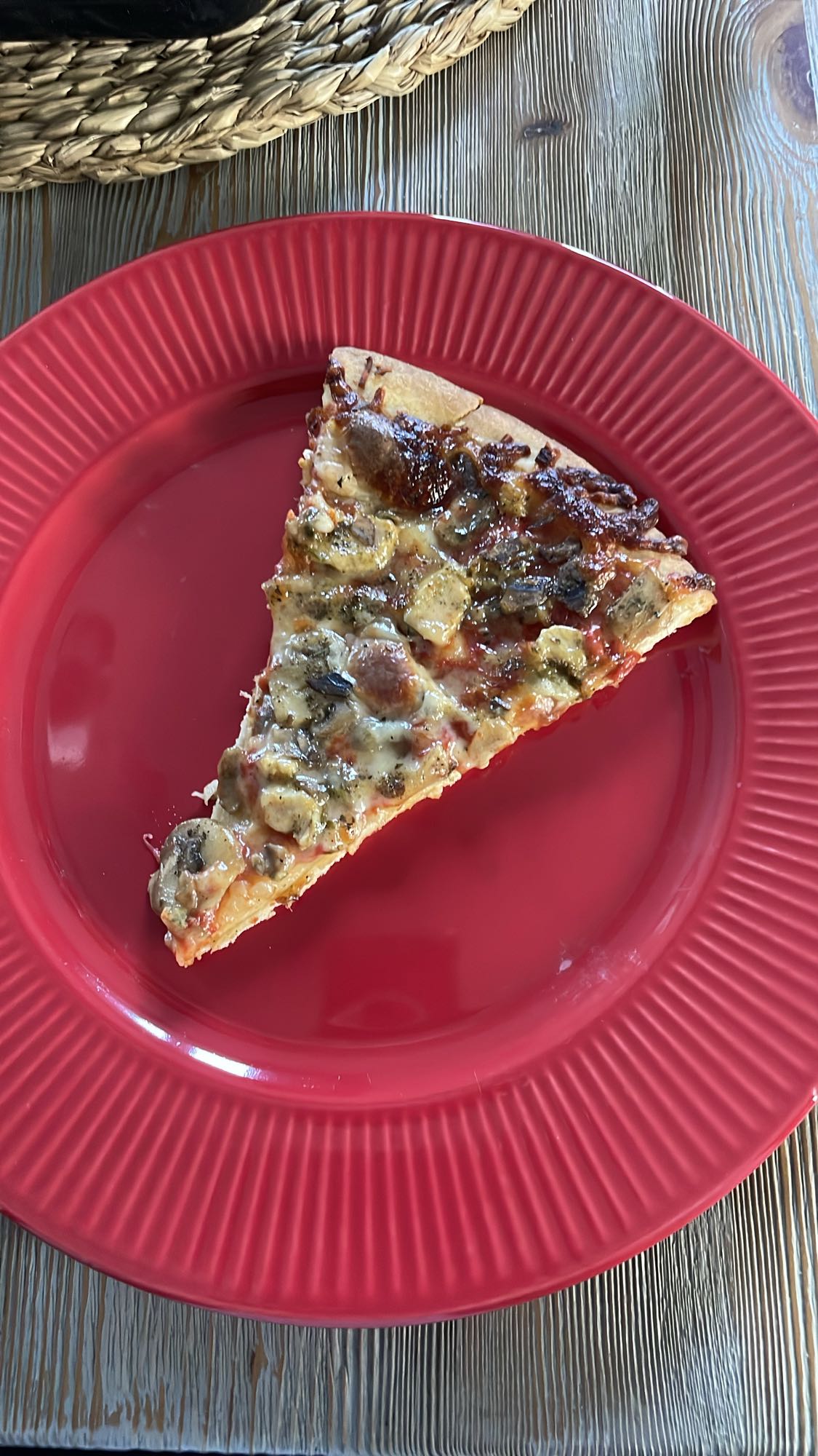 Kawałek pizzy z pieczarkami