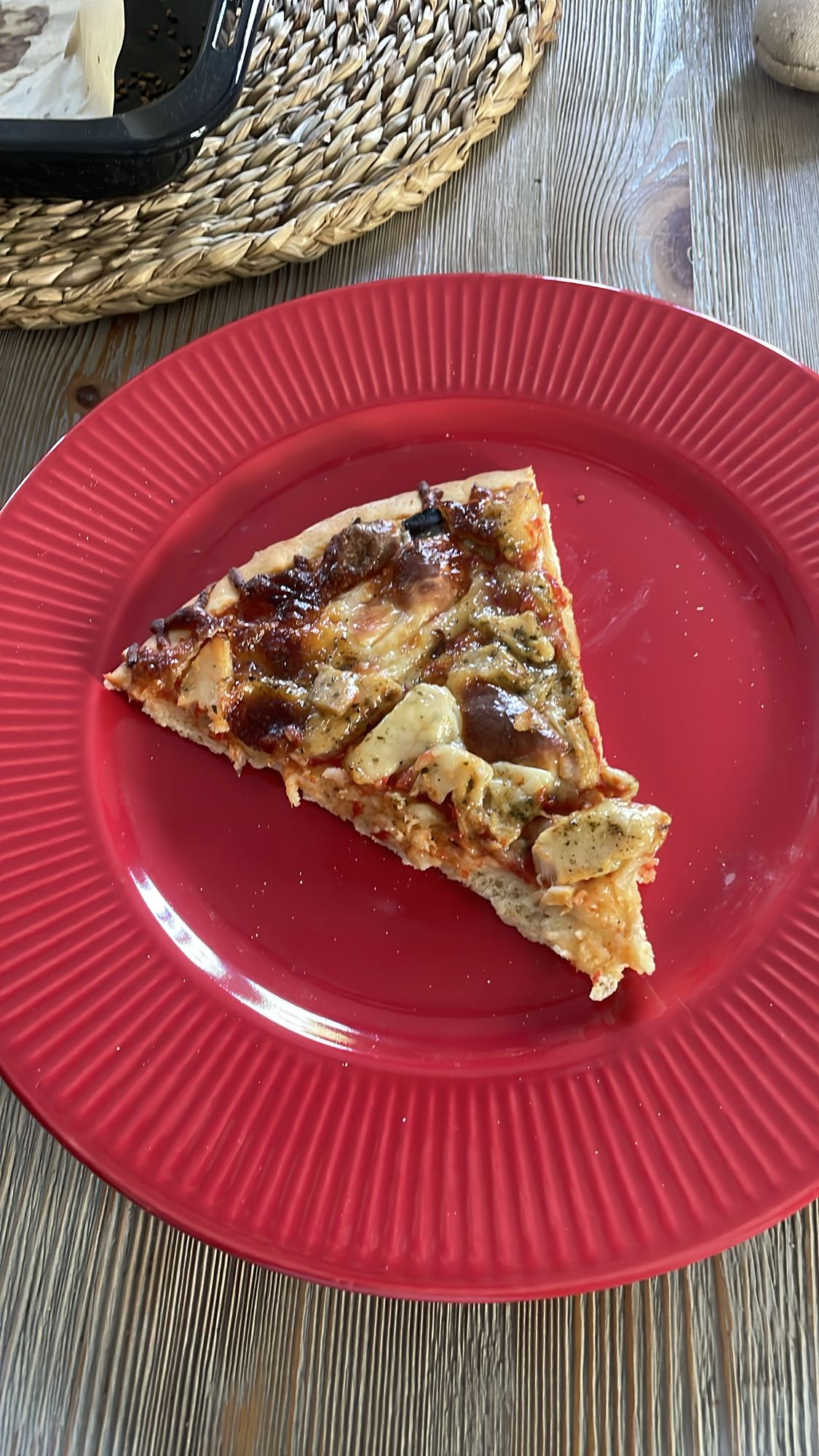 Kawałek pizzy z pieczarkami