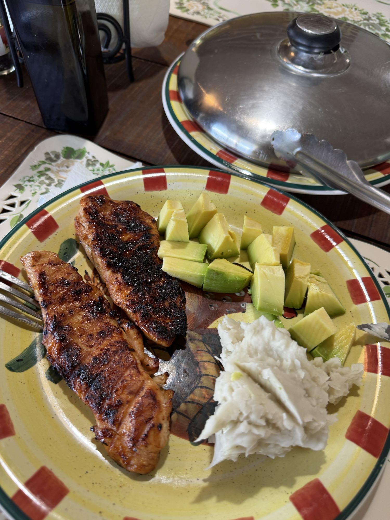 salmón con aguacate