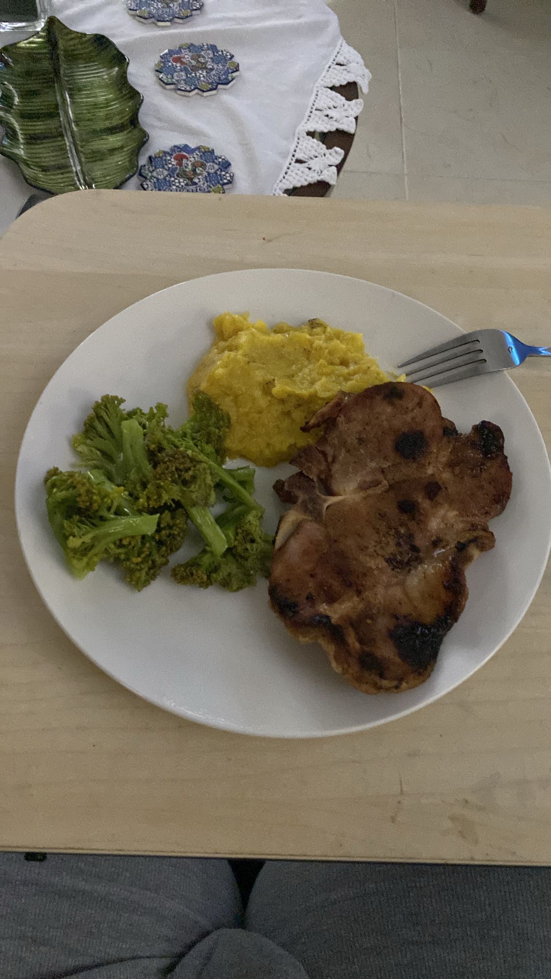 Chuleta a la plancha con brócoli y plátano maduro