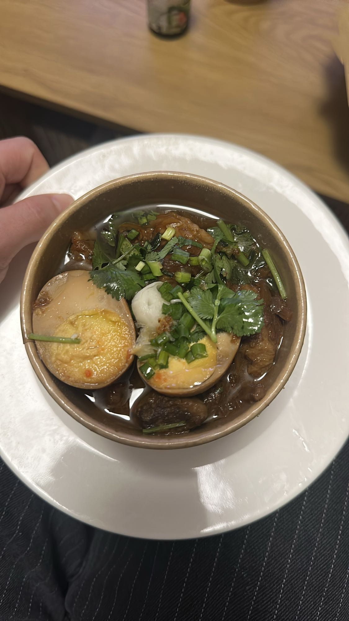 Oeufs braisés au bouillon avec porc au caramel