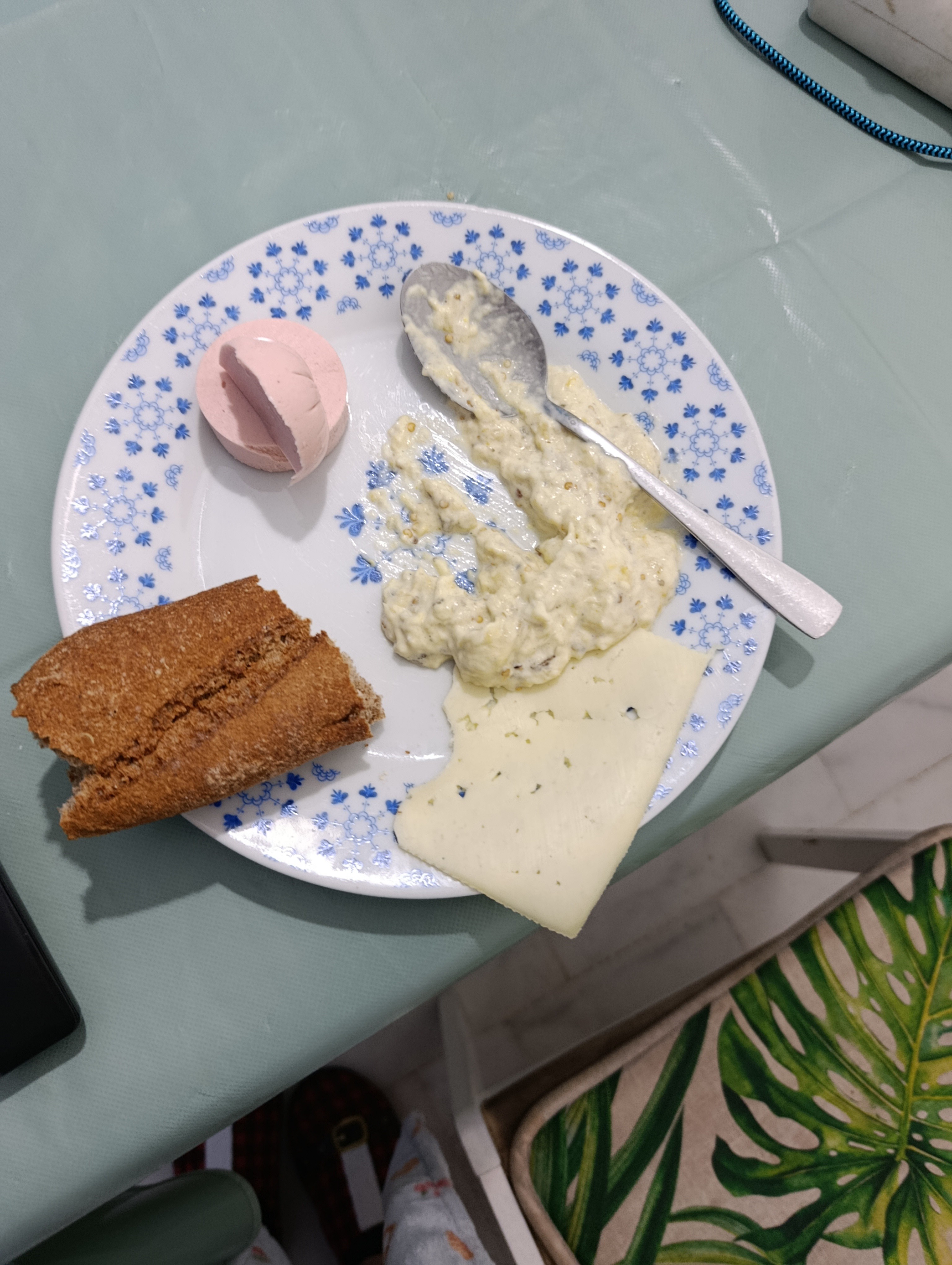 Plato con pan y queso