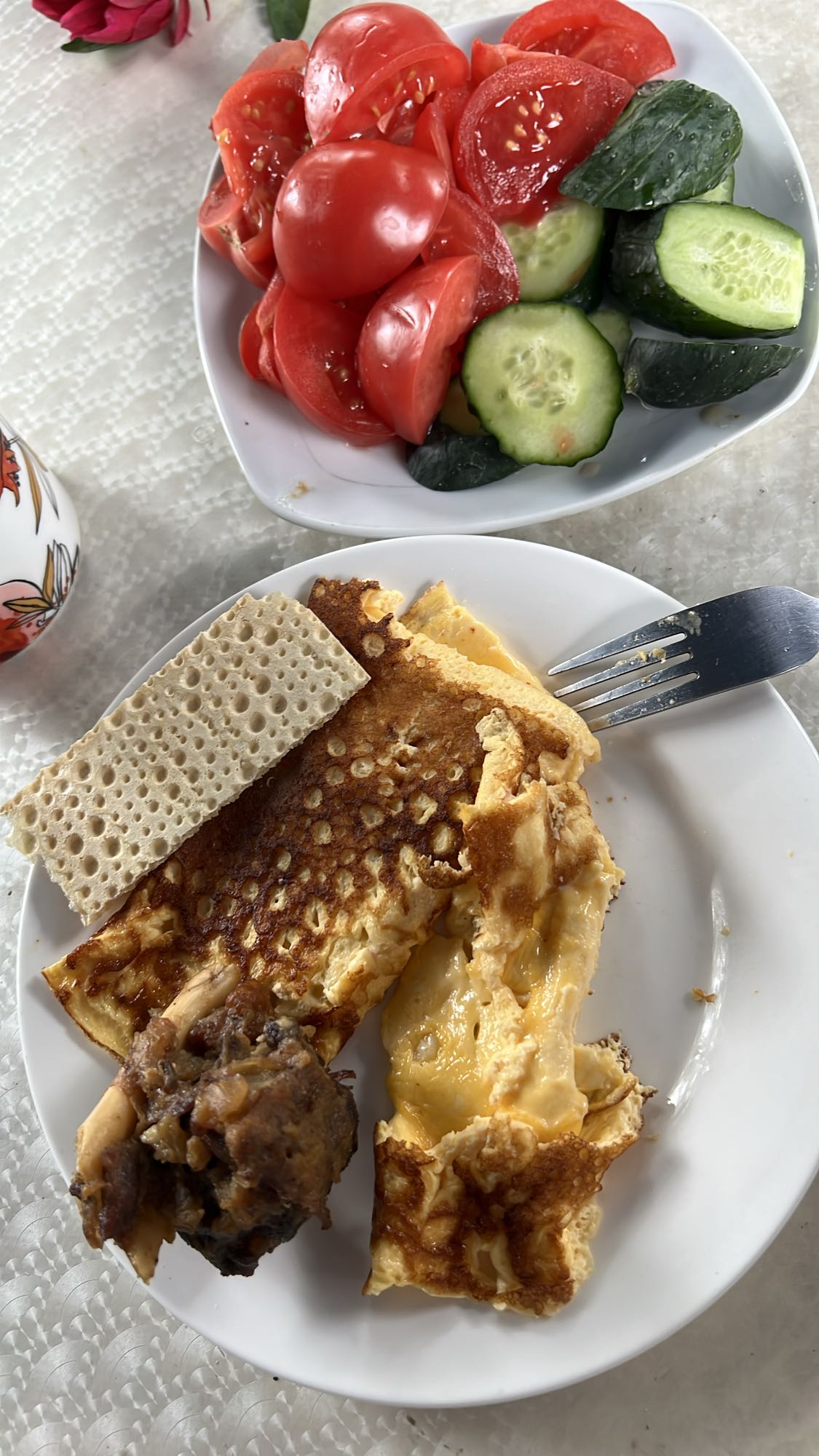 Омлет с мясом и салатом