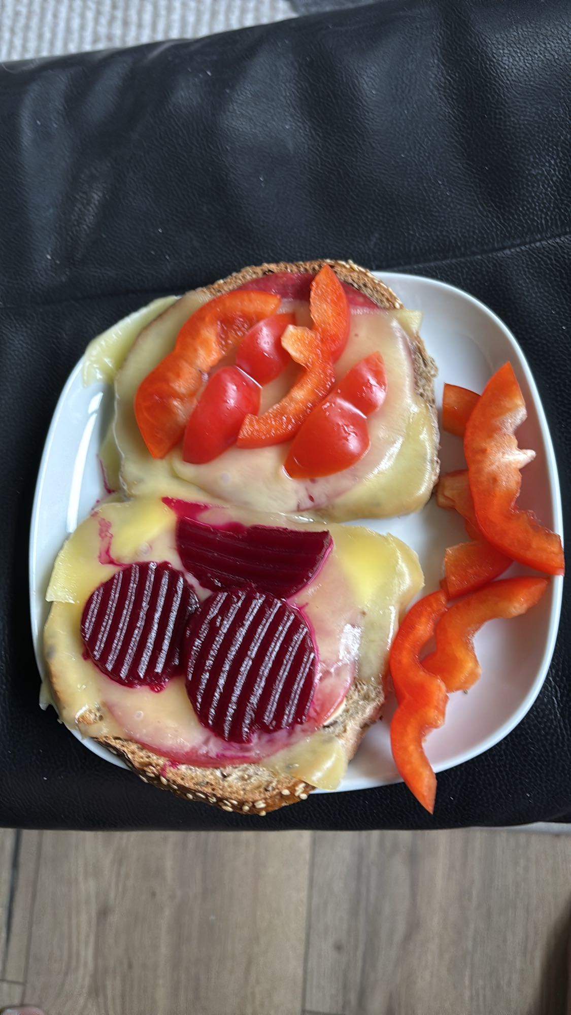 Smørbrød med ost og dansksalami