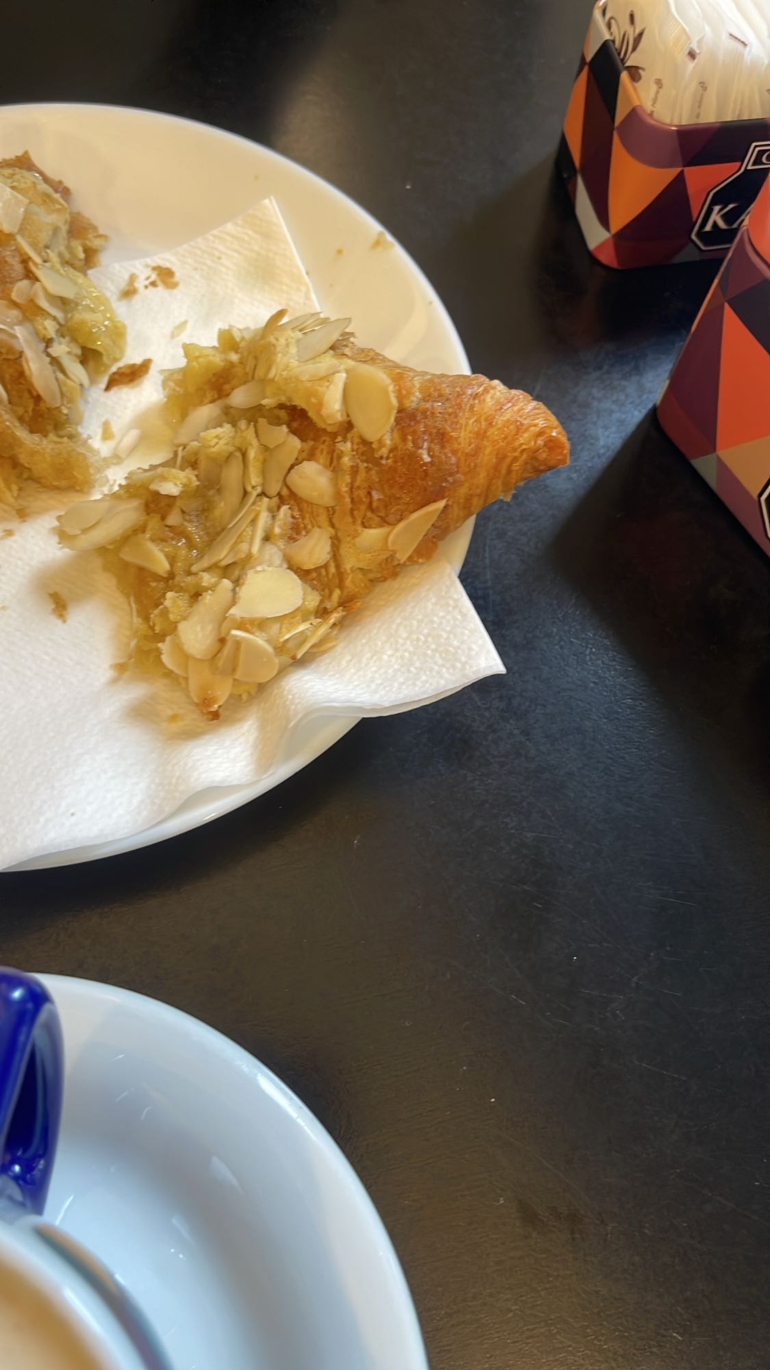Миндальный круассан