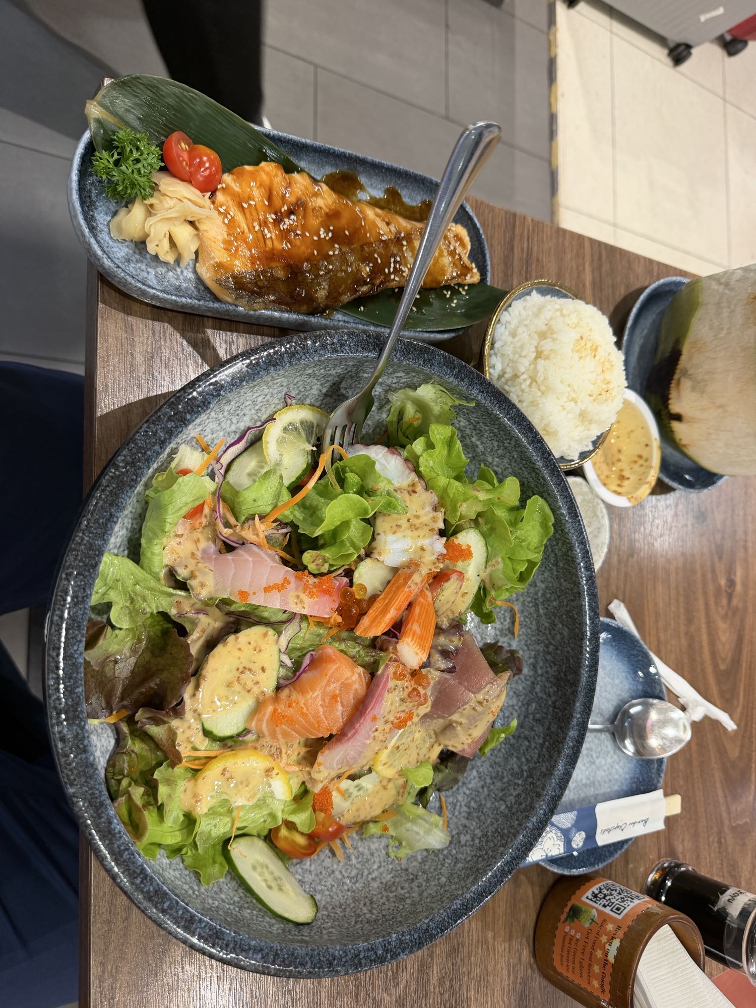 Insalata sushi e salmone