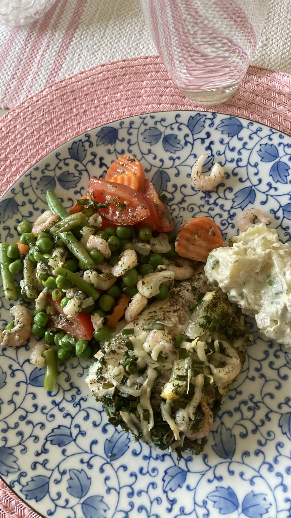 Fisk med räkor och sallad