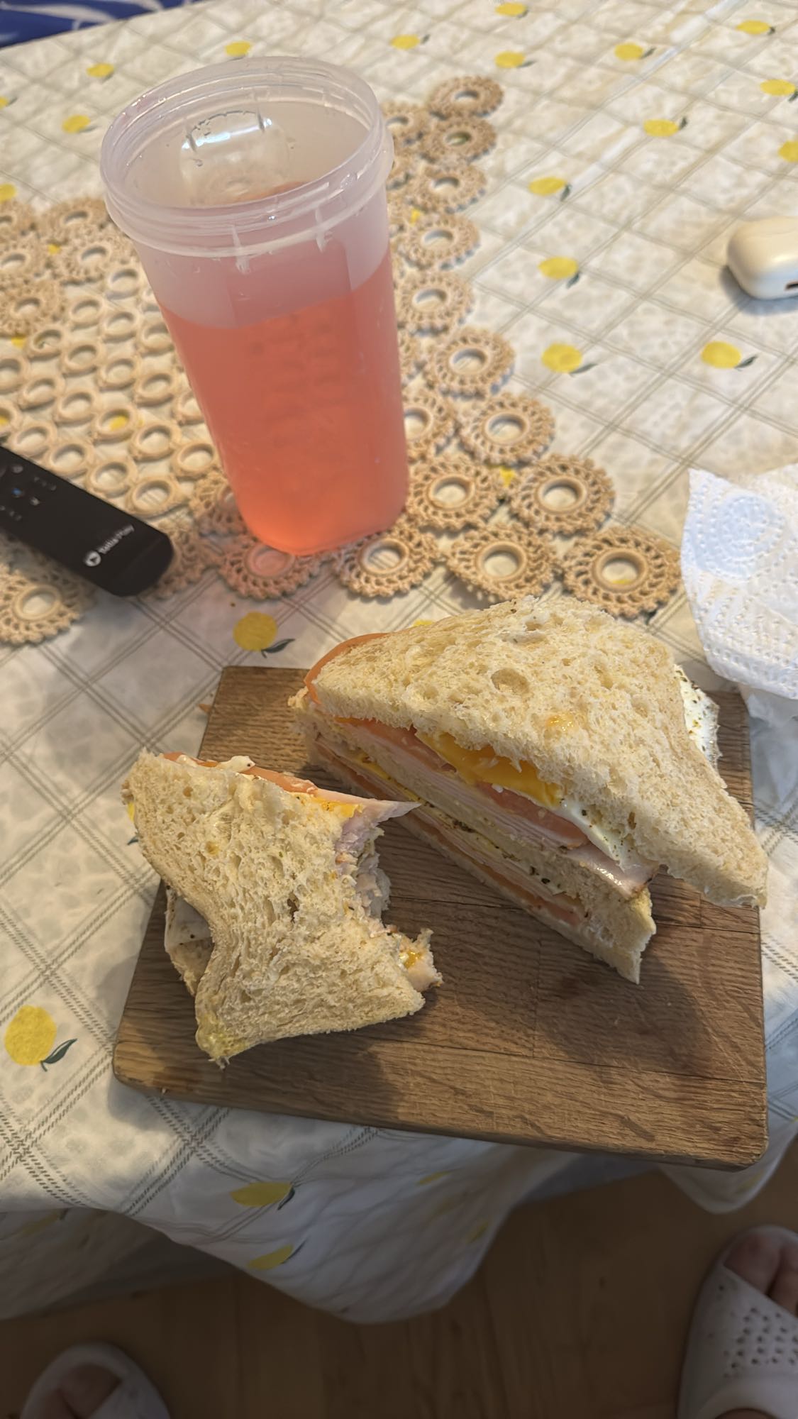 Smörgås med rosa dryck