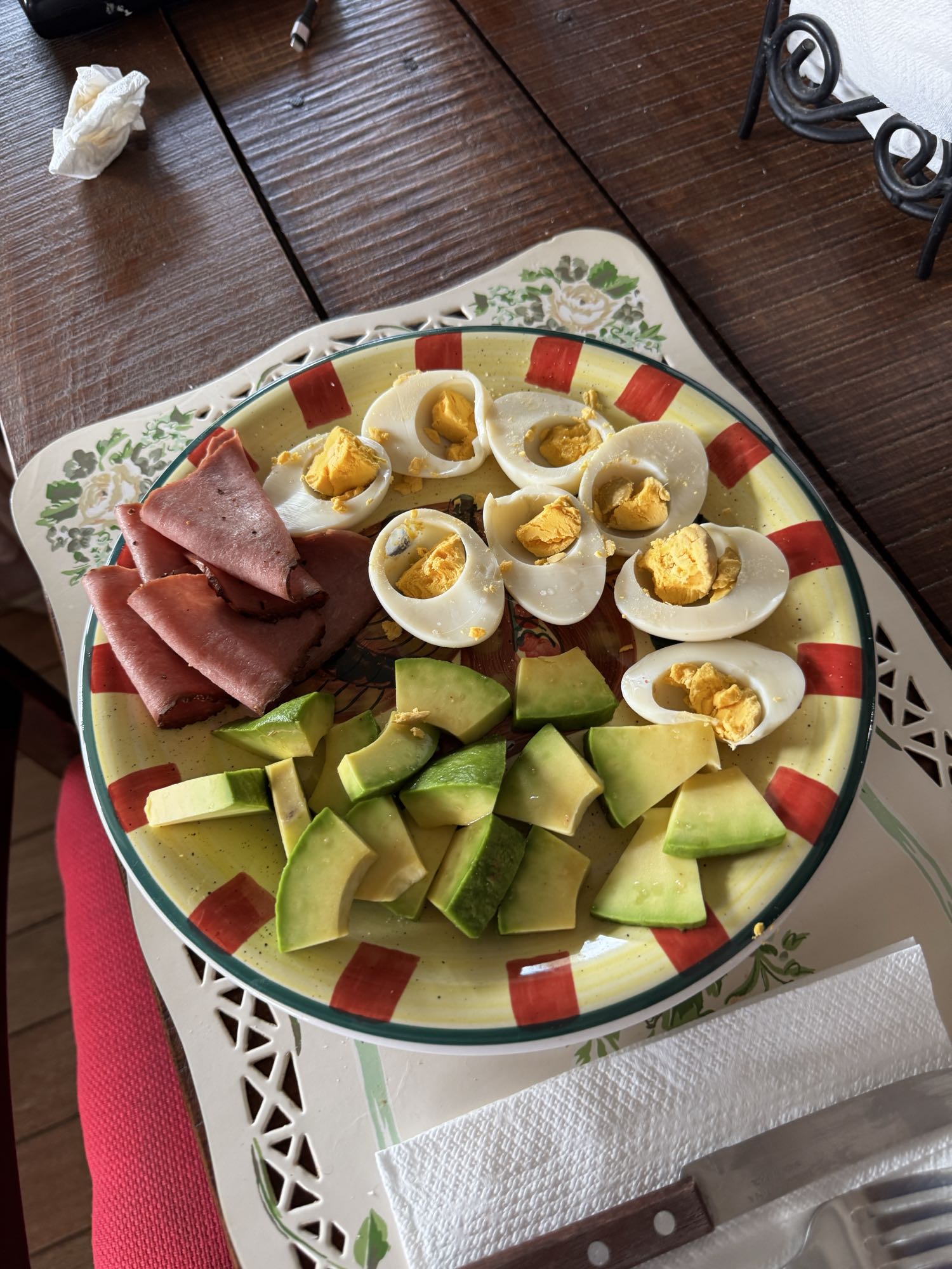 huevos con aguacate y jamón