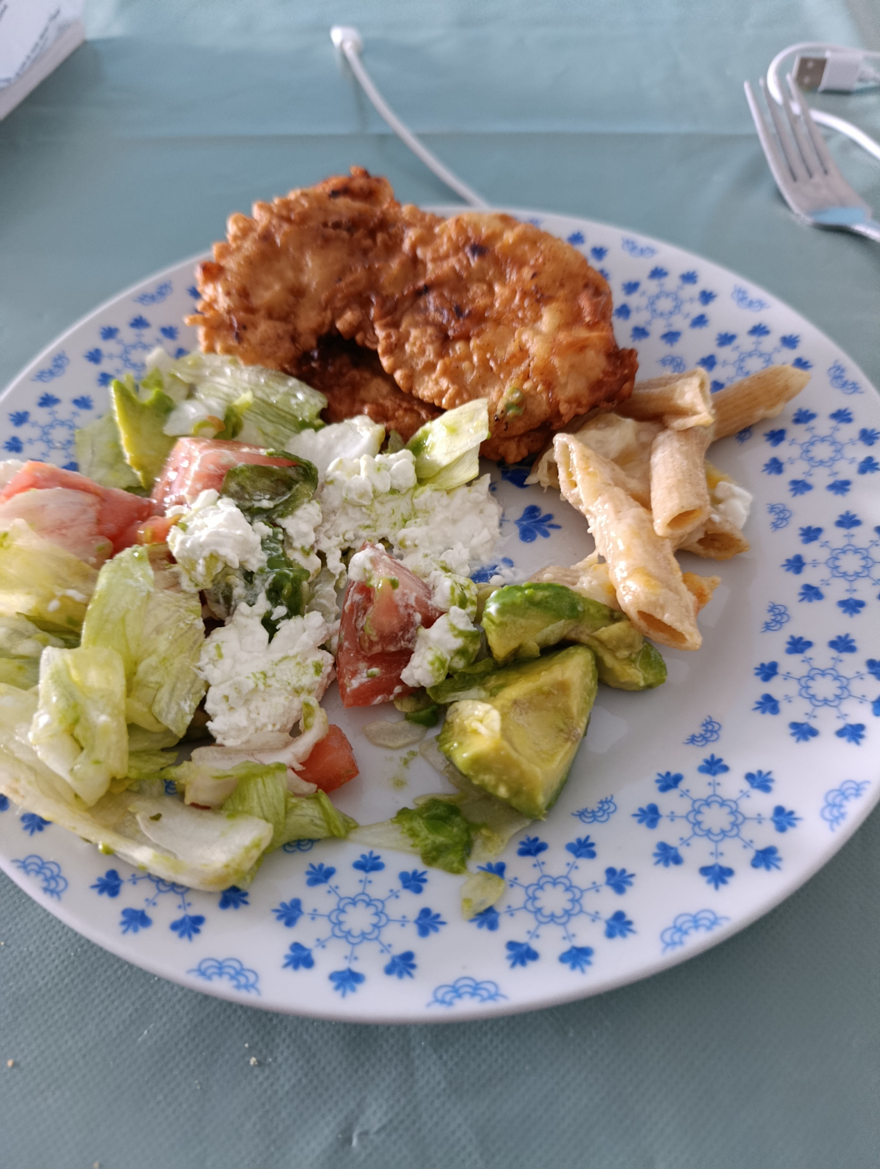 pollo empanizado con ensalada