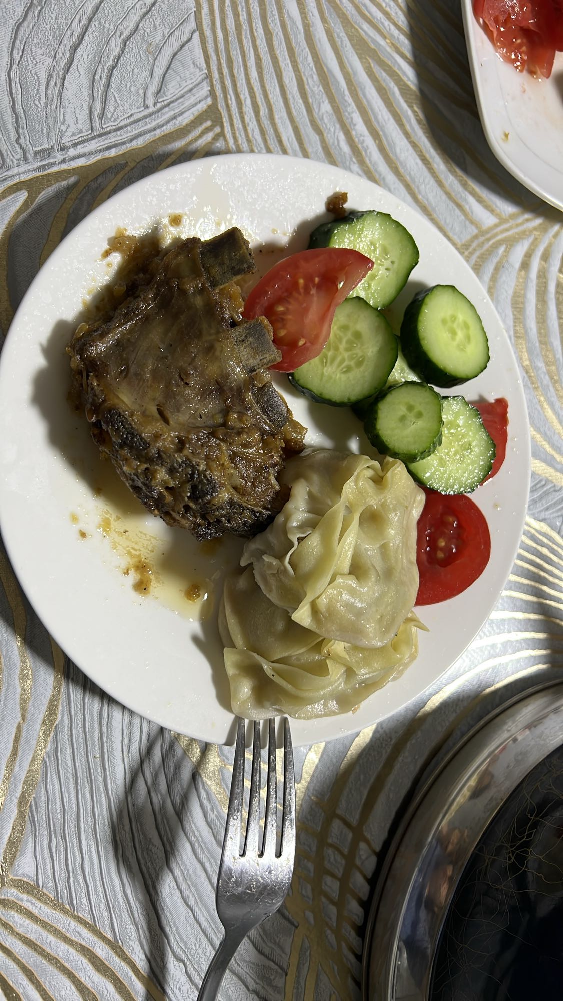 Мясо с мантами и салатом