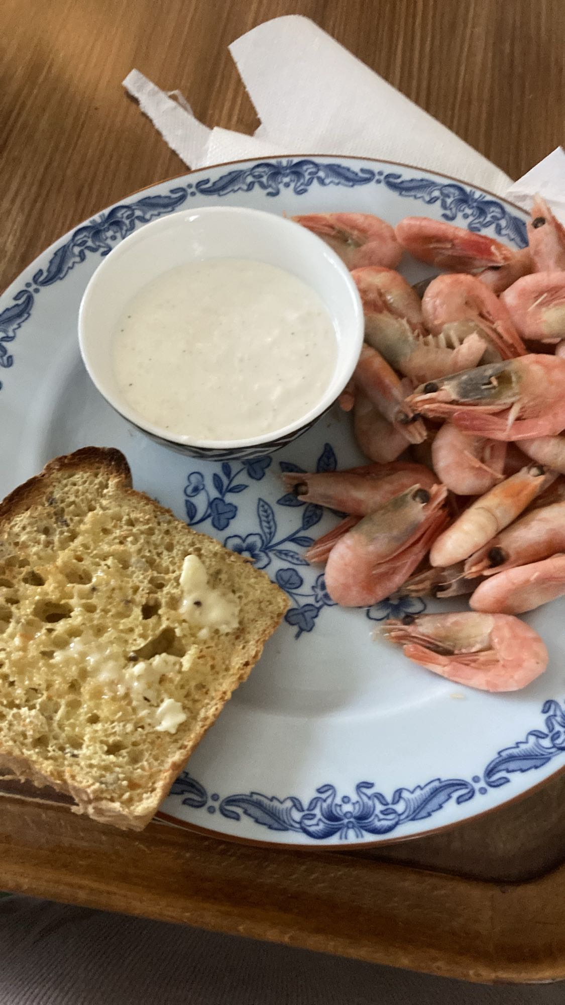 Räkor med bröd och sås