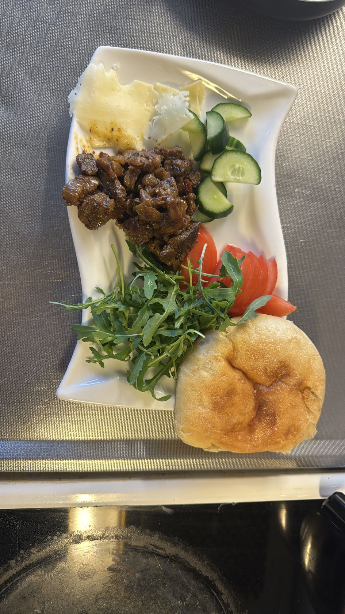 Kött med bröd och sallad