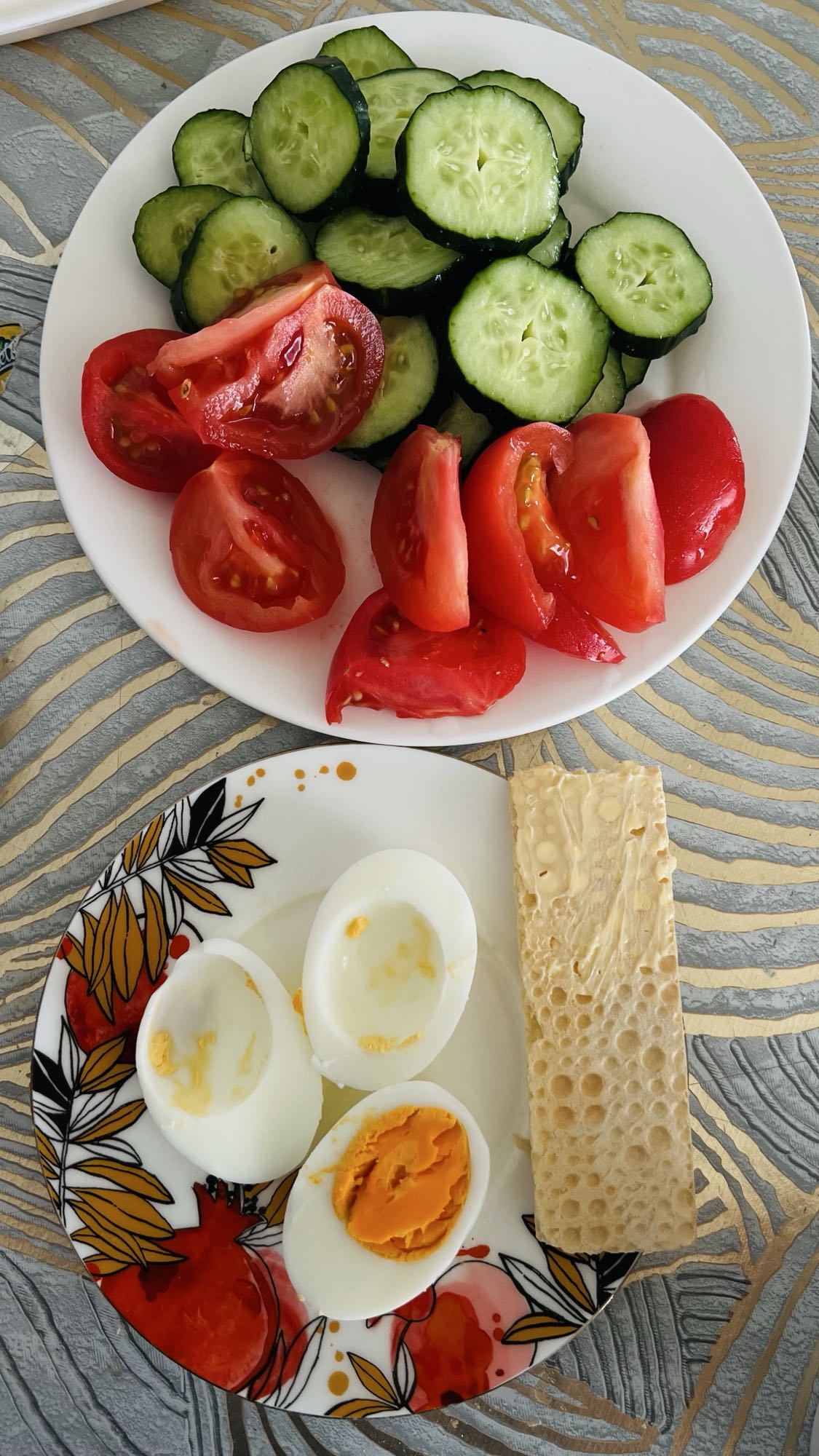 Салат с яйцом и хлебцами