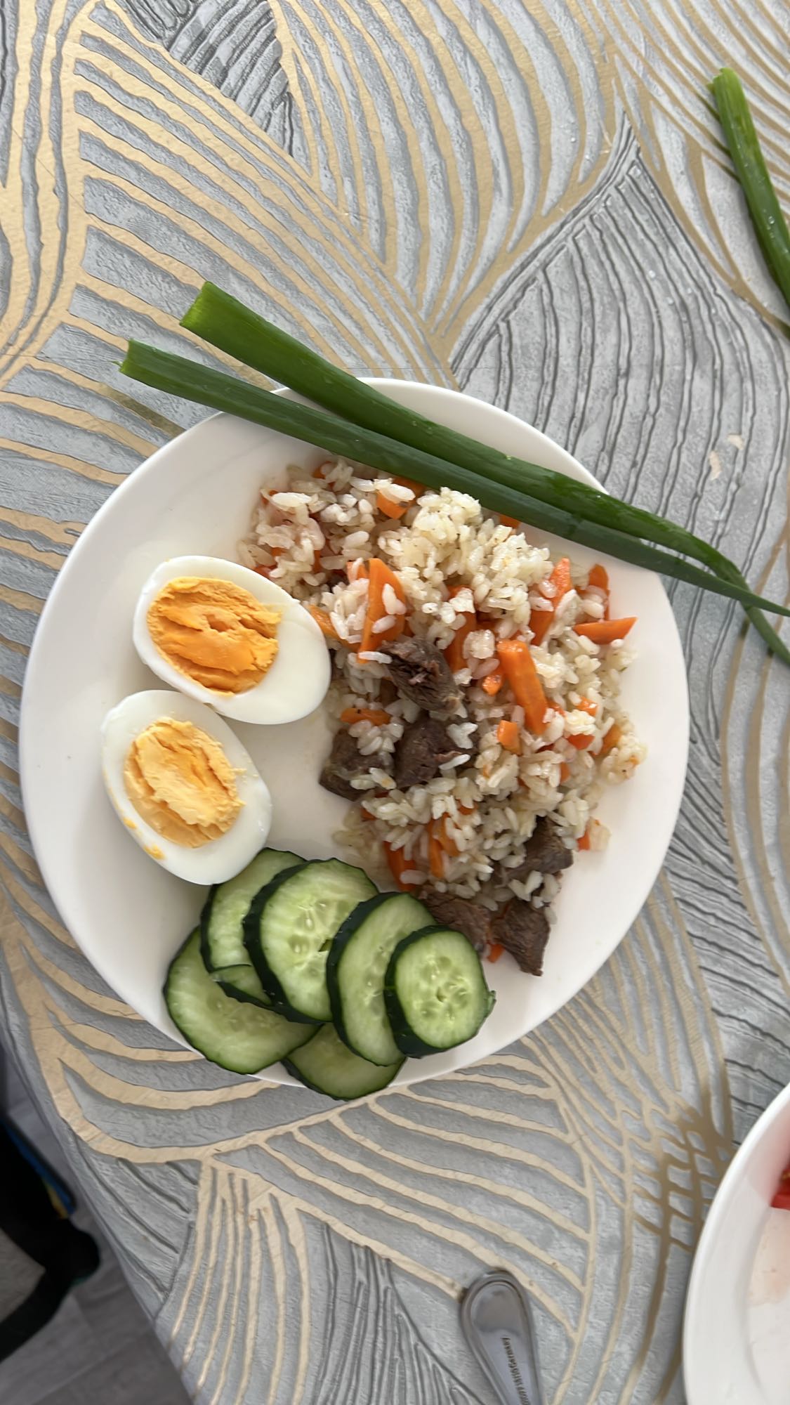 Плов с яйцом и огурцом