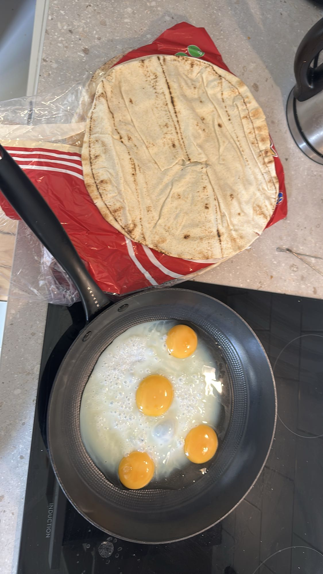 Stekta ägg med pitabröd